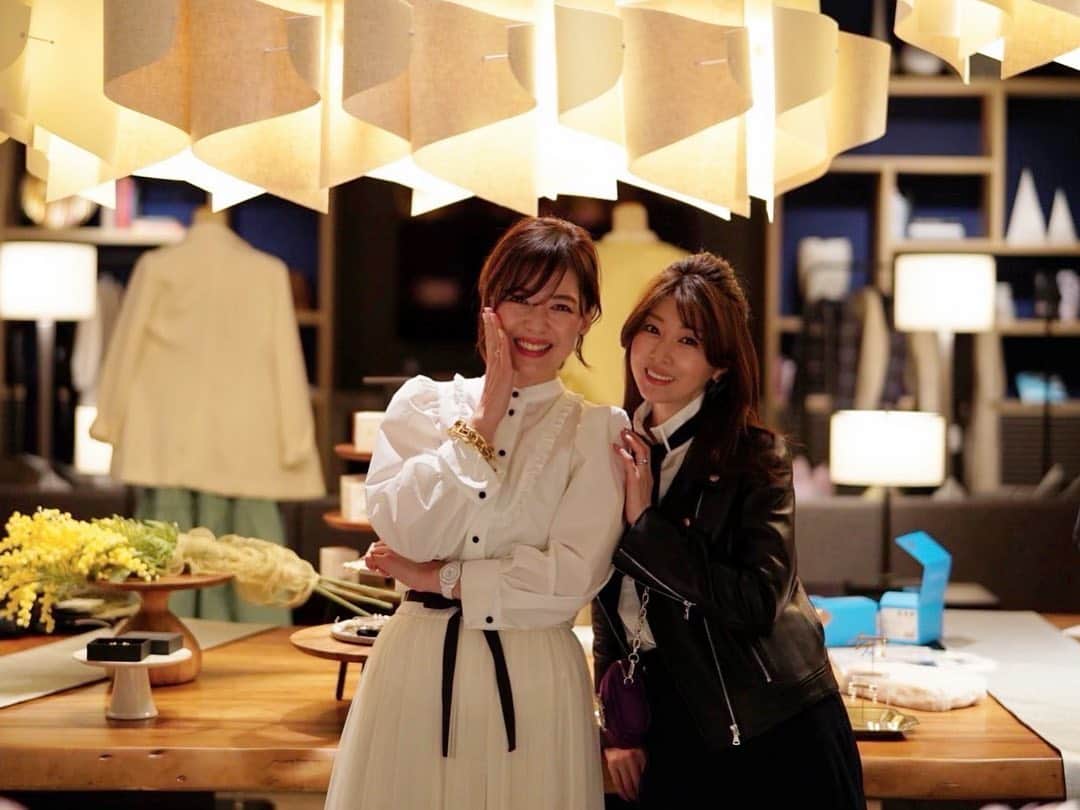 のインスタグラム：「いつもキラキラ✨の小柴恵さんと　@megumi_koshiba 💖 さらには大好きな西畑由香さんと　@yukapyu3 💕  楽しい時間を過ごしています✨  明日も夕方までまったりと至福の時間を堪能します🍀  #小柴恵美  #西畑由香 #イデアルーチェ #至福の時間  #40代コーデ  #40代  #展示会 #フォーシーズンズホテル東京大手町  #矢部美穂」