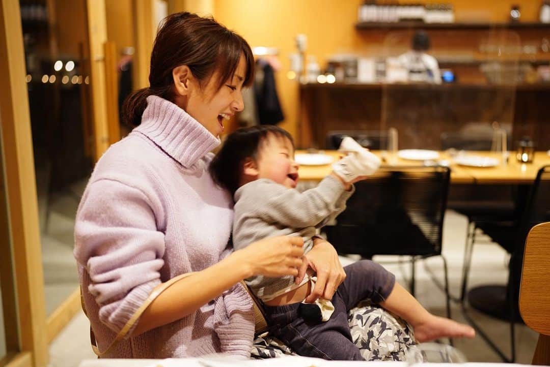前田有紀さんのインスタグラム写真 - (前田有紀Instagram)「慌ただしく過ごしているうちにすっかり時間が経ち、わざわざ言うことでもないのですが、先日誕生日でした。 もうはるか昔なんですが、新婚旅行がスペインのサンセバスチャンという海辺の美食の町で、バルをはしごして美味しいものに酔いしれたことがあり、ふとそれを思い出し「スペインバルでピンチョス食べたい！」とリクエスト！ 夫が真剣に叶えてくれました。先にお風呂入ってたのですっぴんで、イヤイヤ期に突入してただただ激しい次男と、日に日にひょうきんになってきた長男に囲まれて、外でご飯食べるのはそりゃもう、てんやわんや。 でも、結局笑ってばかりいて、家族が私の元気の源なんだとよくわかった時間でした。  40代になって、自分の幸せはよりシンプルになった。心を穏やかにしていること。 それで大抵のことは、心地よく進んでいく。笑いに変えられたら、大きな岩も石ころみたいに思える。でも、私はまだまだ修行が足りなくて、結果を求めてせっかちになったり、人に多くを求めたり、弱いところもたくさんある自分だけど、心を整え続けていよう。 大切な家族に、支えてくれる周りのみんなに、この社会に、大きなものを返していける年にしたい。  #誕生日」1月22日 23時10分 - yukimaeda0117