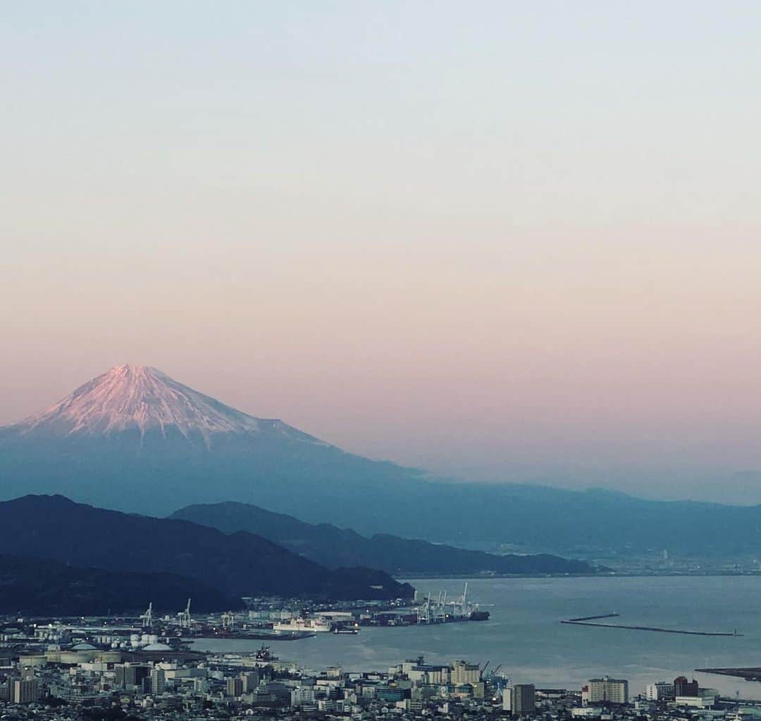 内田恭子さんのインスタグラム写真 - (内田恭子Instagram)「刻一刻と表情を変える富士山。気ままな富士山は女性なんですって。夕方にピンク色に染まる瞬間に出会えて感謝。  Who doesn’t love Mt.Fuji? Especially when it’s pink right before sunset.  #富士山 #mtfuji #風景美術館 #夕焼け #ピンク色 #内田恭子 #kyokouchida」1月22日 23時18分 - kyoko.uchida.official