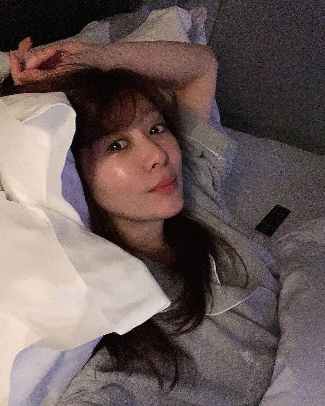 のインスタグラム：「今から寝ます💤 さっきまで西畑由香さんと　@yukapyu3 と 2人で私の部屋でジュースを飲みながら喋っていました💕  せっかく会えたから話したくて✨  結局2時間くらい女子トーク✨ 過去・現在の話をいっぱい💕  で、由香さんは今日も旦那様が大好きで 仕方ないと言っていました😆 20年以上一緒にいて今が1番大好きと言える 由香さんが素敵だし私もそうなりたい〜✨  ずっ〜と好きでいさせてくれる人に出会えるって凄いことだと思うし微笑ましい💕  私も頑張ろう‼️  では、皆さん、お休みなさい💤  #おやすみ  #ずっと #好き #人生 #40代  #矢部美穂」