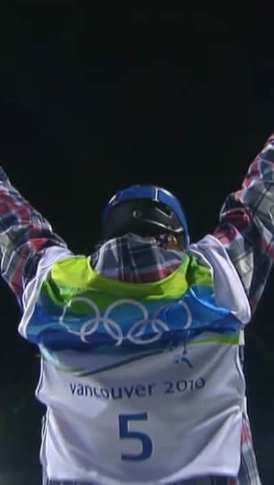 ショーン・ホワイトのインスタグラム：「Vancouver 2010 - This was from my second Olympics. This video was my victory lap. I had won the gold with my first run and for the second run, instead of taking it easy, I decided to go for it. After winning the last Olympics, I wanted to prove it wasn't a fluke and cement myself in the sport's history. I wasn't going to hold anything back. I decided to throw a trick I had invented; the double mc twist 1260 or "Tomahawk." It was the heaviest trick ever done in a halfpipe at this point. I'm so proud of this moment. @Olympics @TeamUSA @USsnowboardteam」