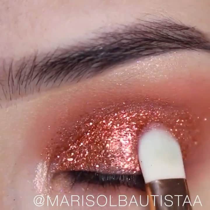 Makeup Addiction Cosmeticsのインスタグラム：「Our Russian roulette glitter looks stunning on @marisolbautistaa! 🔥  The perfect red metallic glitter!  Our glitters are: 🔅 Rich with a foiled texture 🔅 Talc and paraben free」