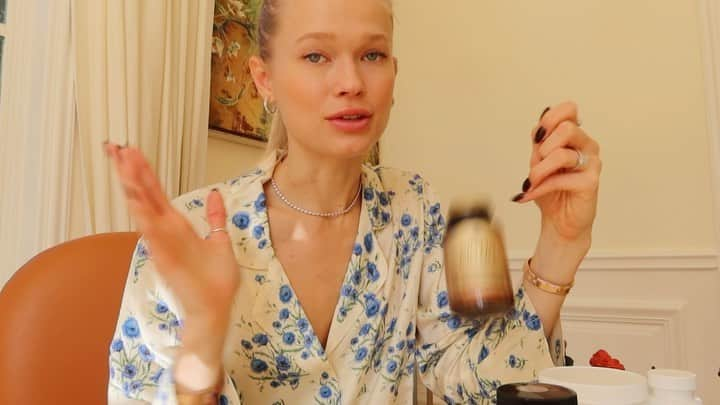 ヴィタ・シドルキナのインスタグラム：「New Video 🤍  My Morning Routine & All the supplements I am currently taking ❤️  Link in bio 👆🏻  #vitasidorkina #youtubechannel」