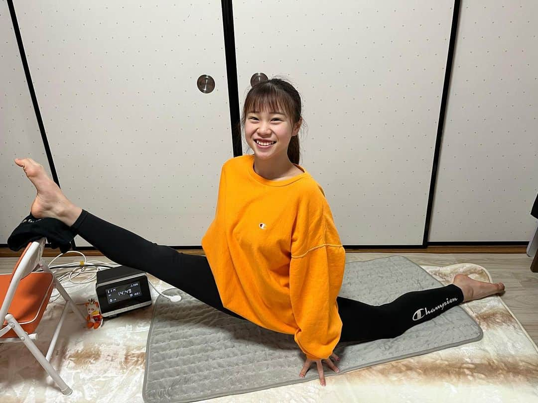 杉原愛子さんのインスタグラム写真 - (杉原愛子Instagram)「水曜日から登学禁止になってお家トレーニング🥺 今日は雨が降ってるからランニングにも行けず🏃☔  大好きなオレンジ色のトレーナーを着てDENBAマットの上で柔軟いっぱいしよーっと🤭  #お家トレーニング #Champion #Championjp #BeYourOwnChampion #BYOC #DENBA #えーぱんだを探せ🐼🧡」1月23日 14時09分 - aiko_sugihara