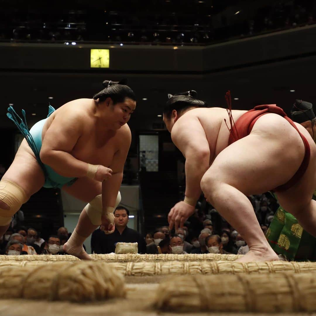 日本相撲協会さんのインスタグラム写真 - (日本相撲協会Instagram)「大相撲一月場所 十四日目！ 優勝争いは、2敗を守った御嶽海が単独トップに。 3敗で続くのは照ノ富士、阿炎、琴ノ若！  @sumokyokai  #大相撲 #sumo #相撲 #力士 #お相撲さん #japanphoto #sumowrestlers #japanculture  #一月場所 #1月場所 #初場所 #東京 #両国 #照ノ富士 #御嶽海 #阿炎 #琴ノ若」1月23日 14時29分 - sumokyokai