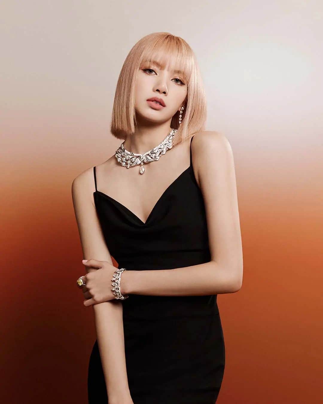 リサさんのインスタグラム写真 - (リサInstagram)「Bulgari brings its pinnacle High Jewelry creativity to Korea with the Magnifica High Jewelry event. #Lisa matches the #Magnifica Bulgari Diamond Swan necklace with these High Jewelry earrings, and ring.   #Bulgari #BulgariHighJewelry #lisaxbvlgari #bulgarihighjewellery  . . . #LISA #LALISA #리사 #블랙핑크 #BLACKPINK #LALISAMANOBAN #LALISAMANOBAL #blackpinklisa #lisablackpink」1月23日 14時43分 - lisa.blackpink