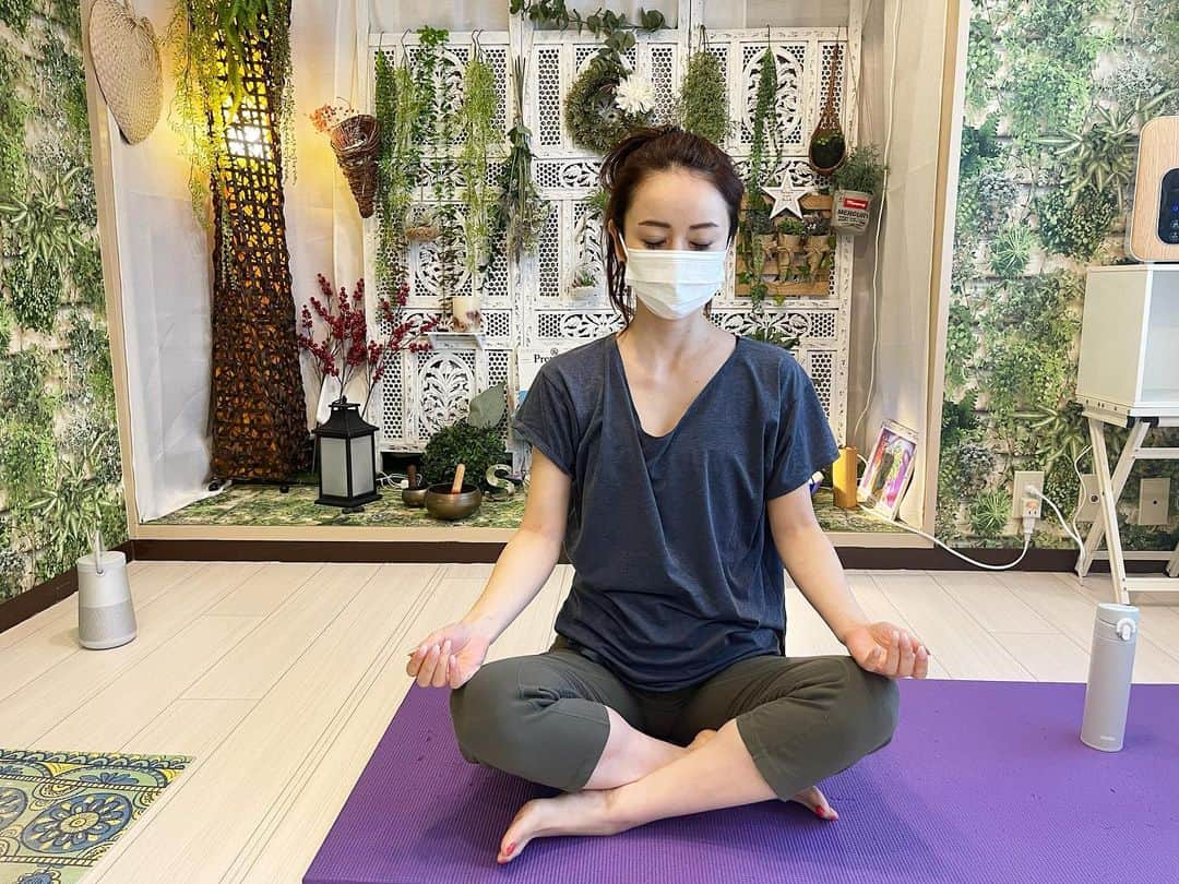 宮崎宣子さんのインスタグラム写真 - (宮崎宣子Instagram)「パーソナルヨガへ🧘🏼‍♀️  寒いから😨❄️出たくない❄️❄️ 毎週行きたいのに、月一くらいになっていたヨガを再開✨ パーソナルの良さはずっと見られている緊張感。 かなり伸びましたよ😂 凝り固まった身体を何とかせねば❣️  #yuga #パーソナルヨガ #美容家 #ヨガウェア  #探し中」1月23日 14時36分 - miyazaki_nobuko