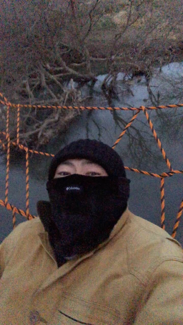 あばれる君のインスタグラム：「真冬の極寒サバイバルソロキャンプ修行。寒すぎて眠れなかった。おはようございます‼︎」