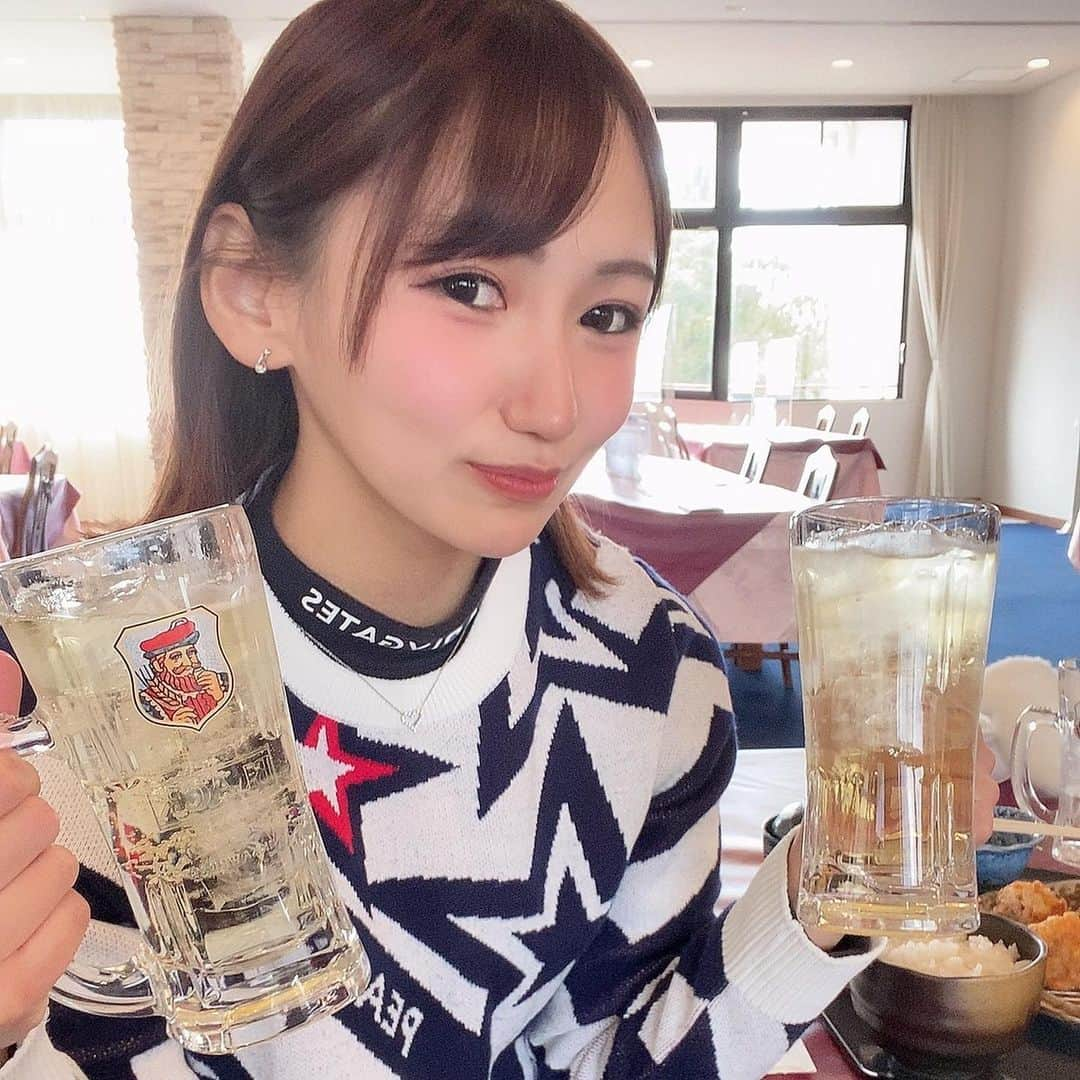 MIKIさんのインスタグラム写真 - (MIKIInstagram)「ほんとまわりは、酒ヤクザしか居ないんだから🤣❣️ 前髪伸びてきたから切りたいなぁ💇‍♀️  #ゴルフ女子 #ゴルフ女子と繋がりたい #ゴルフ女子コーデ #関西ゴルファー #関西ゴルフ女子 #関西ゴルフ女子と繋がりたい #関西ゴルファーと繋がりたい #飲兵衛女子 #パーリーゲイツ #パーリーゲイツ女子 #パーリーゲイツコーデ #レークスワンカントリー倶楽部」1月23日 7時35分 - mktyy_golf