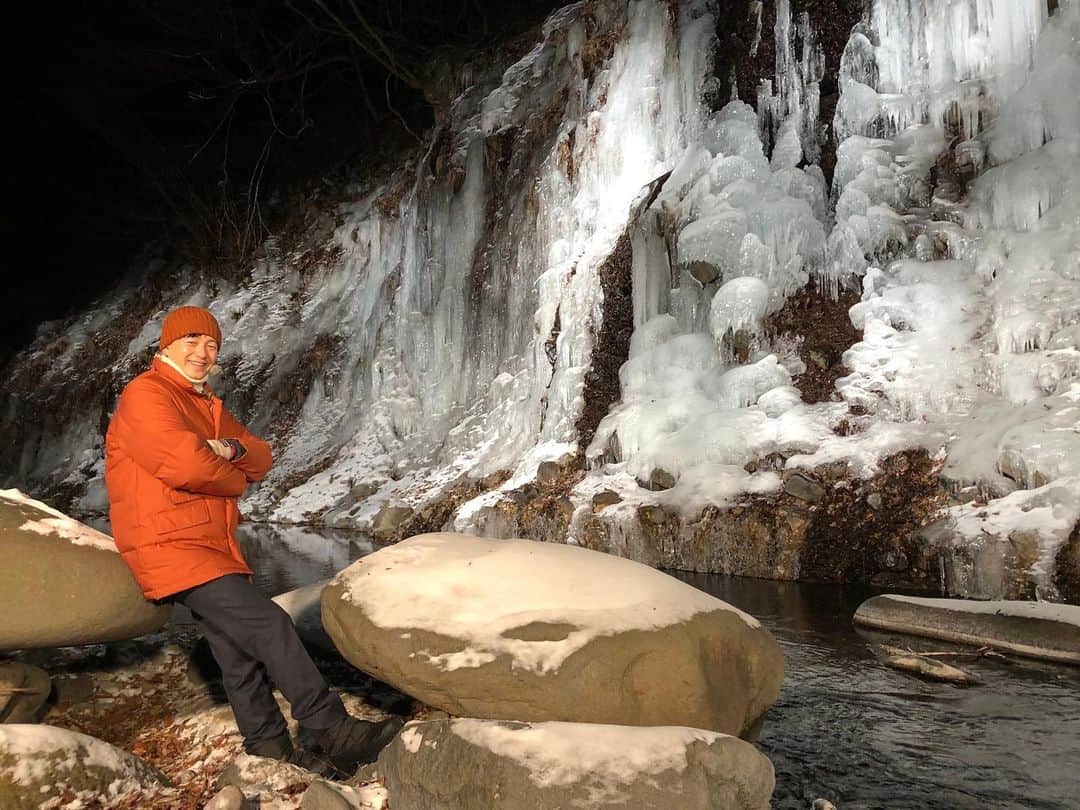 依田司さんのインスタグラム写真 - (依田司Instagram)「1月22日(土) サタデーステーションは、群馬県東吾妻町の「温川の氷壁」から。 崖一面に湧き水が染み出して凍ることで、幅100mにも及ぶ見事な天然の氷の壁が出来上がりました。 知られるようになったのは、ここ数年で、まだ観光地化されていません。周辺には野生動物の足跡もあり、川まで降りるのにはロープを伝って行ったりと、少しアドベンチャー要素も。現場は−7℃近い冷え込みでしたが、寒さも忘れ（笑）見事な氷壁を堪能してきました。  #温川の氷壁 #依田さん #依田司 #お天気検定 #テレビ朝日 #グッドモーニング #サタデーステーション #気象予報士 #お天気キャスター #japan #japantrip #japantravel #unknownjapan #japanAdventure #japanlife #lifeinjapan #instagramjapan #instajapan #療癒 #ilovejapan #weather #weathercaster #weatherforecast」1月23日 8時18分 - tsukasa_yoda