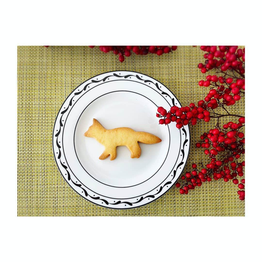 望月理恵さんのインスタグラム写真 - (望月理恵Instagram)「カフェキツネのキツネクッキーを 買いました。 何枚も写真を撮ってしまう可愛さ。  @maisonkitsune  #クッキー#クッキー缶 #家カフェ #写真映え #可愛いと言いながら写真を 撮る幸せ クッキーももちろん美味しいです！ #クッキーの写真続きます😂 #器#お皿#dior」1月23日 8時51分 - mochiee28
