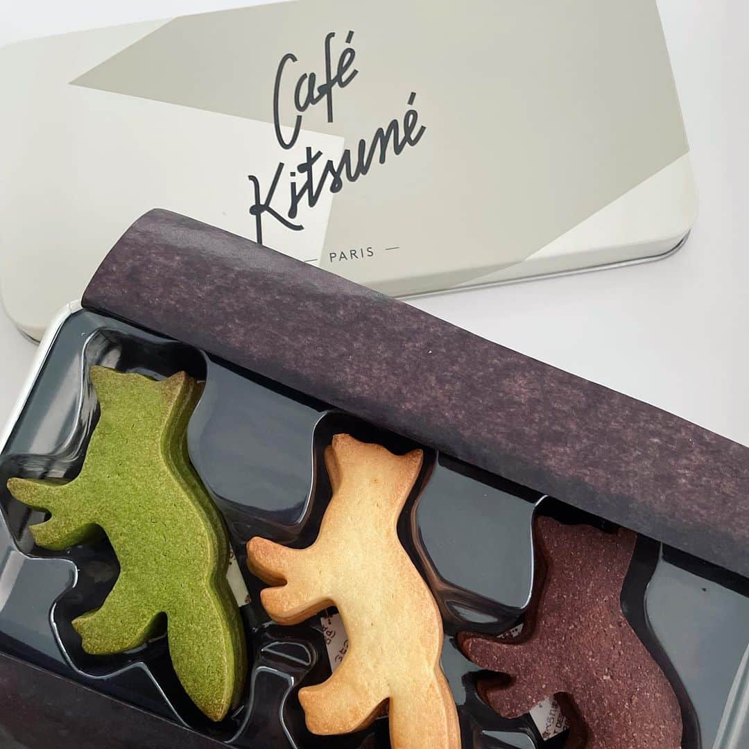 望月理恵さんのインスタグラム写真 - (望月理恵Instagram)「カフェキツネのキツネクッキーを 買いました。 何枚も写真を撮ってしまう可愛さ。  @maisonkitsune  #クッキー#クッキー缶 #家カフェ #写真映え #可愛いと言いながら写真を 撮る幸せ クッキーももちろん美味しいです！ #クッキーの写真続きます😂 #器#お皿#dior」1月23日 8時51分 - mochiee28