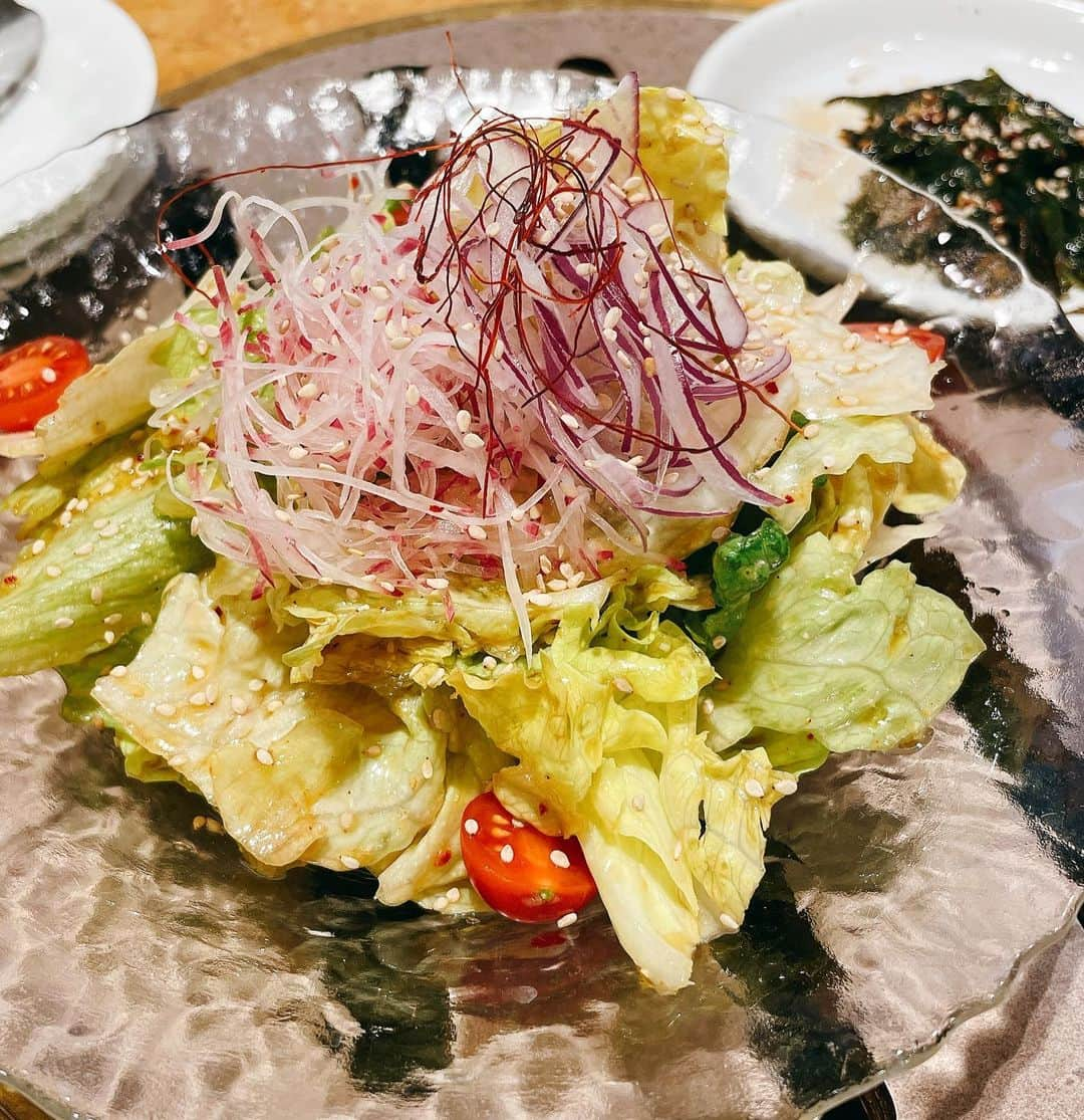 葉月里緒奈さんのインスタグラム写真 - (葉月里緒奈Instagram)「見事な食べっぷり！なJK。 と、夫(笑)。 #芝浦グルメ#焼肉#芝浦精香園#精香園#特選ざぶとん #特選ハラミ#特選たん塩 #特選カルビ#脂のりのりが好きな家族は特選をチョイスする#ロース#私は普通のロースがいい#サンチュ#チョレギサラダ#韓国海苔#カクテキ#キャベツキムチ#大葉漬け#冷麺#生レモンサワー#この他にもスープやナムル#もちろんライスも#夫の食欲誰かとめて #rionahazuki」1月23日 9時02分 - riona_hazuki