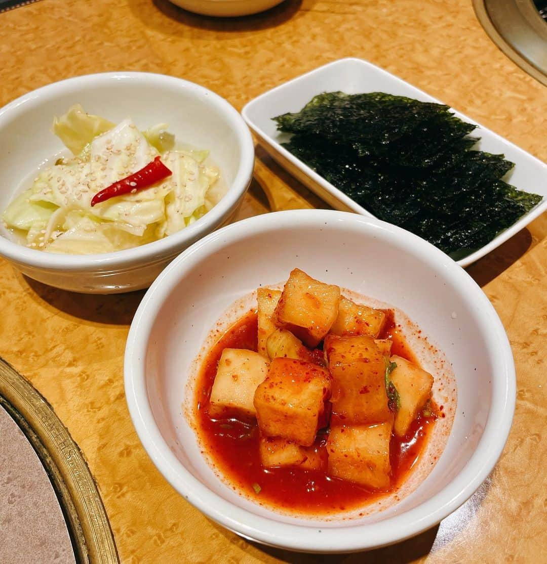 葉月里緒奈さんのインスタグラム写真 - (葉月里緒奈Instagram)「見事な食べっぷり！なJK。 と、夫(笑)。 #芝浦グルメ#焼肉#芝浦精香園#精香園#特選ざぶとん #特選ハラミ#特選たん塩 #特選カルビ#脂のりのりが好きな家族は特選をチョイスする#ロース#私は普通のロースがいい#サンチュ#チョレギサラダ#韓国海苔#カクテキ#キャベツキムチ#大葉漬け#冷麺#生レモンサワー#この他にもスープやナムル#もちろんライスも#夫の食欲誰かとめて #rionahazuki」1月23日 9時02分 - riona_hazuki