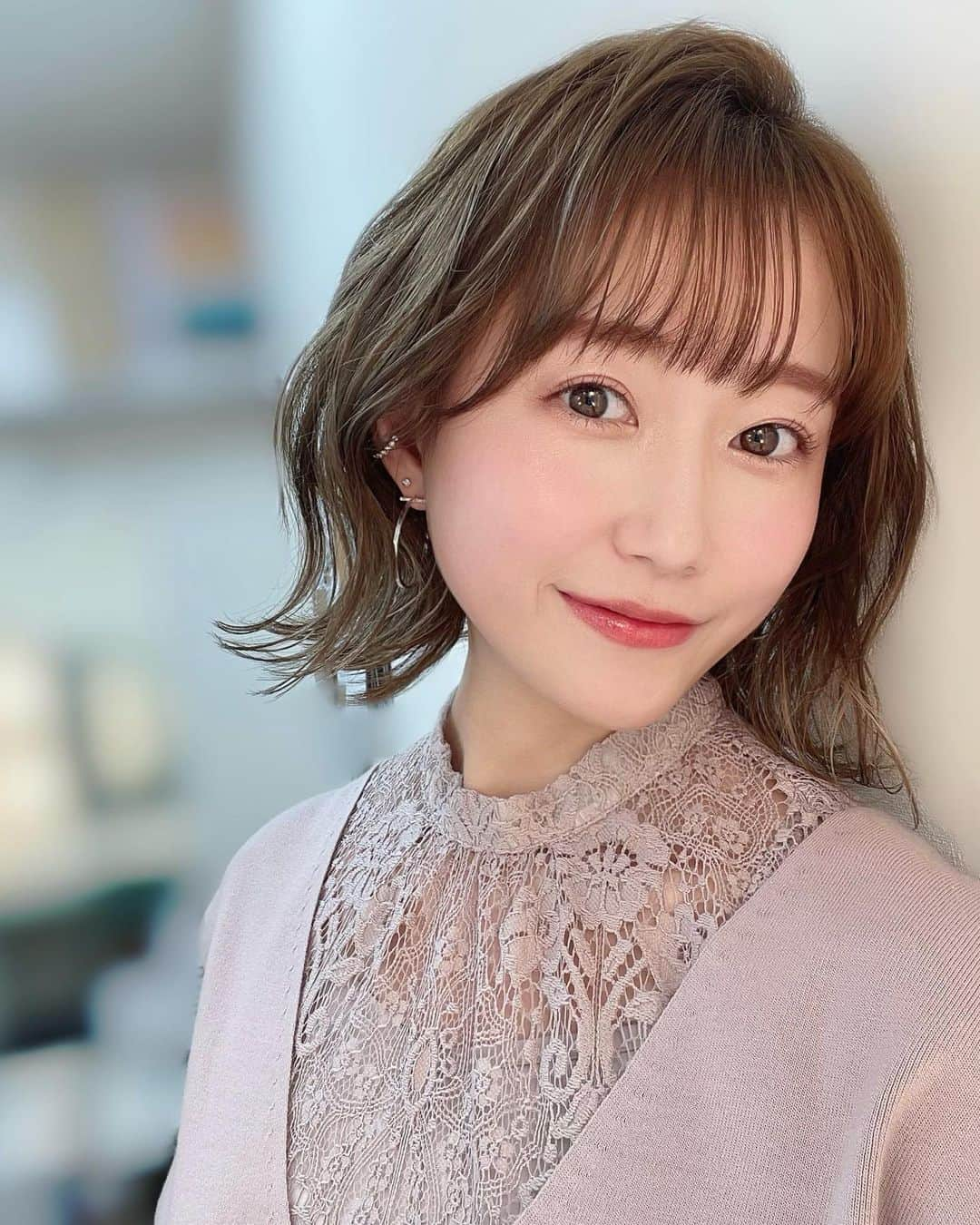 津田麻莉奈さんのインスタグラム写真 - (津田麻莉奈Instagram)「#おはよーちゃん 昨日のヘアメイク💄 衣装の色に合わせて アイシャドウもアイブロウもチークも 全てライラック系で統一。 紫ってなぜかちょっと色白に見える不思議な色。  髪はふわふわ巻き下ろしにしてもらいました。 自分でも毎日こんな風にふんわり巻けたらな と思うけど真似しても絶対に無理です😐 プロは本当にすごい。 いつもありがとうございます👏  衣装　@snidel_official   JRA-VAN YouTubeでは 指数とデータから導き出された AJCCの推奨馬を公開中💁🏼‍♀️ ▶️ https://youtu.be/ZOlomeH_4Q0 (ストーリーとTwitterにリンクあります)  津田麻莉奈の「ばんば塾」 ▶️ https://youtu.be/gnjXAysQ364 今日の帯広11Rの予想公開中💁🏼 (ストーリーとTwitterにリンクあります)  今日は午後から収録です🎥 明日月曜はゆるゆるばんば〜🐴  それでは、よい一日になりますように🌱  ––––––––––––––––––––––––––––  #gm #おはよう #メイク #ヘアメイク　 #ヘアアレンジ #ツヤ肌 #ツヤ肌メイク  #衣装#コーデ #ootd#美容　 #outfitoftheday  #coordinate  #makeup  #まりなる #津田麻莉奈」1月23日 9時19分 - tsudamarinal