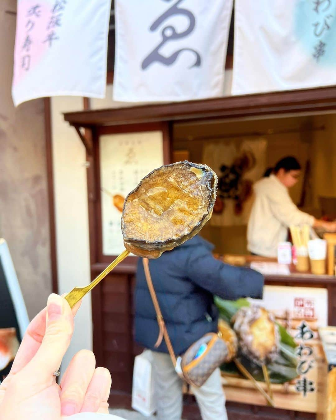 得あゆさんのインスタグラム写真 - (得あゆInstagram)「おかげ横丁で食べたものたち🐷 本当はもっと食べたかったけど お昼ご飯食べるために我慢した← (つまりこれらはおやつです🍭) ・ ・ ・ ・ ・ ・ ・ ・ ・ ・ ・ ・ ・ ・ ・ ・ ・ ・ ・ #伊勢神宮#伊勢#おかげ横丁#おはらい町#参拝#初詣#伊勢神宮参拝#子育てママ#ママコーデ#ママファッション#ママライフ#産後ダイエット#産後骨盤矯正#男の子ママ#男の子ベビー#神社#dior#三重#ベルト#主婦#ママカメラ#家族旅行#日帰り旅行#ゆる巻き#ブラックコーデ#大人コーデ#大人カジュアルコーデ#食べ歩き#おかげ横丁食べ歩き#あわび」1月23日 9時15分 - tokuayu819