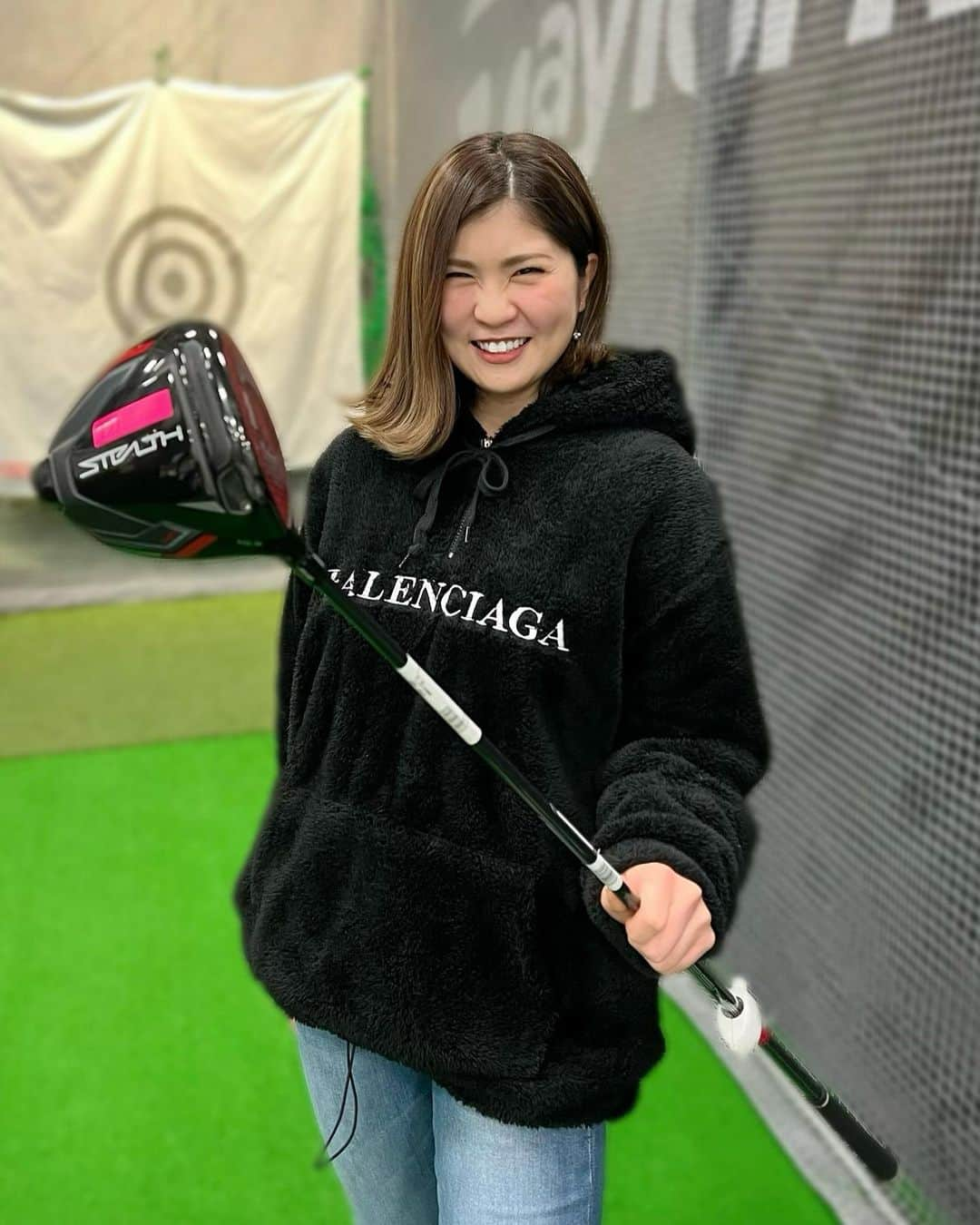 まいまいさんのインスタグラム写真 - (まいまいInstagram)「ステルス！🔥 @taylormade_golf_japan の #stealth 打ってきました🏌️‍♀️❤️‍🔥  とっても気に入ってマン笑顔😆 目がシジミちゃん。  私が打った感覚ではインパクトの時に弾が吸い付く感じ🐙 最近ドライバーが吹き上がっちゃう感じだったんだけど 中弾道でめちゃくちゃよかった🥺🧡 つかまりやすいし飛距離も伸びるし、 ミスしても左右に大きく散らからない！要は最高！！  私はTENSEI REDのRシャフトで ロフトは10.5度を予約しちゃったよ♡ ステルスHDはつかまりすぎちゃう感じで、 スタンダードなステルスにしました✨ 早くラウンドで使いたいなぁ。 . #まいごるふ#ゴルフ#女子ゴルフ#ゴルフ女子#ゴルフスイング#ゴルフウェア#ゴルフコーデ#名古屋#名古屋ゴルフ#テーラーメイド#テーラーメイドゴルフ#テーラーメイドアパレル#最高の瞬間#最高の瞬間を飾れ#maigolf#golf#TaylorMade#TaylorMadegolf#golfswing#golfwear#골프#골프스윙#골프중독#골프」1月23日 9時21分 - ___maigolf___