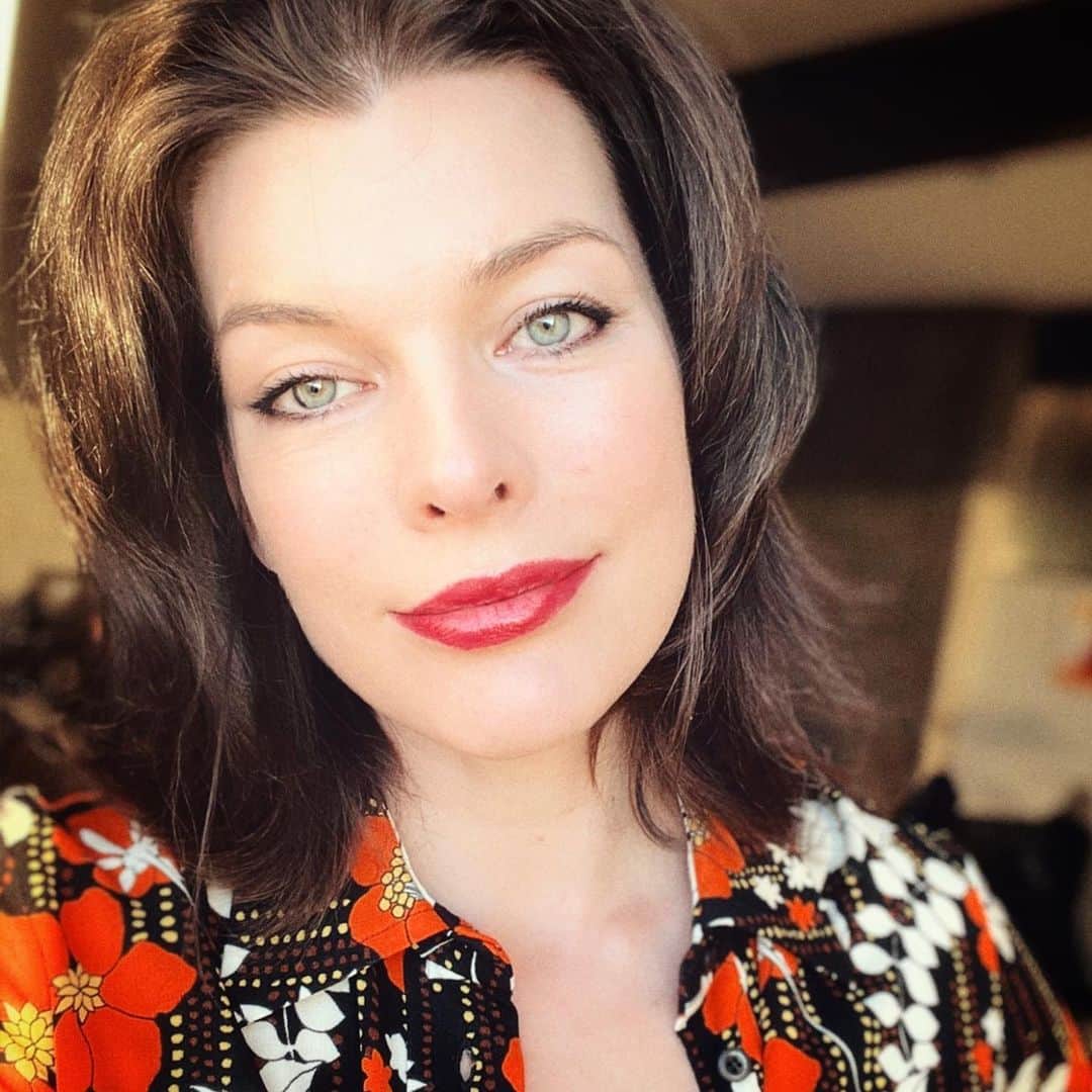 のインスタグラム：「Date night!🥳 With the family!😂 Sometimes you gotta have a family date night sans Bébé.😆 We can all put on our Saturday best and I don’t need to cook😉 Hope you’re all having a great weekend!❤️」
