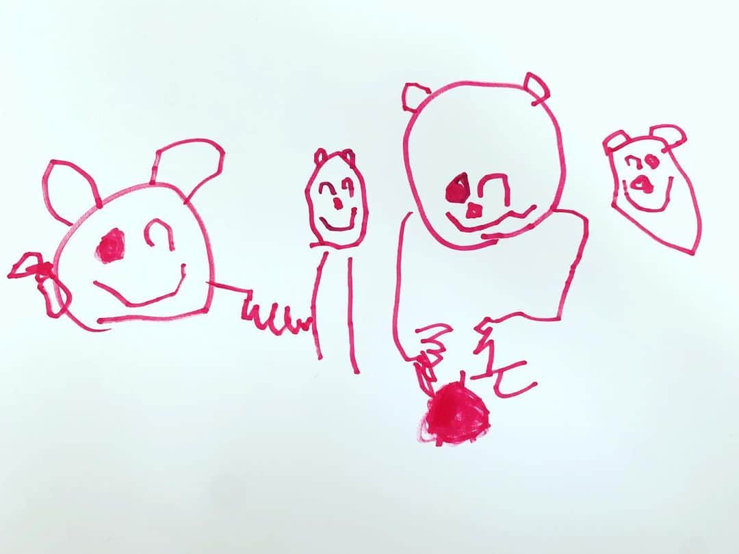 のインスタグラム：「ぴよさんが描いた絵 なんか良いねぇ🤣  -----追記-------  まさかの左から2番目は 赤兎馬らしい、、、、！ (新解釈三國志見てたからだわ)   #ぴよ日記 #4歳 #子育て #女の子ママ #育児漫画 #育児日記 #育児」