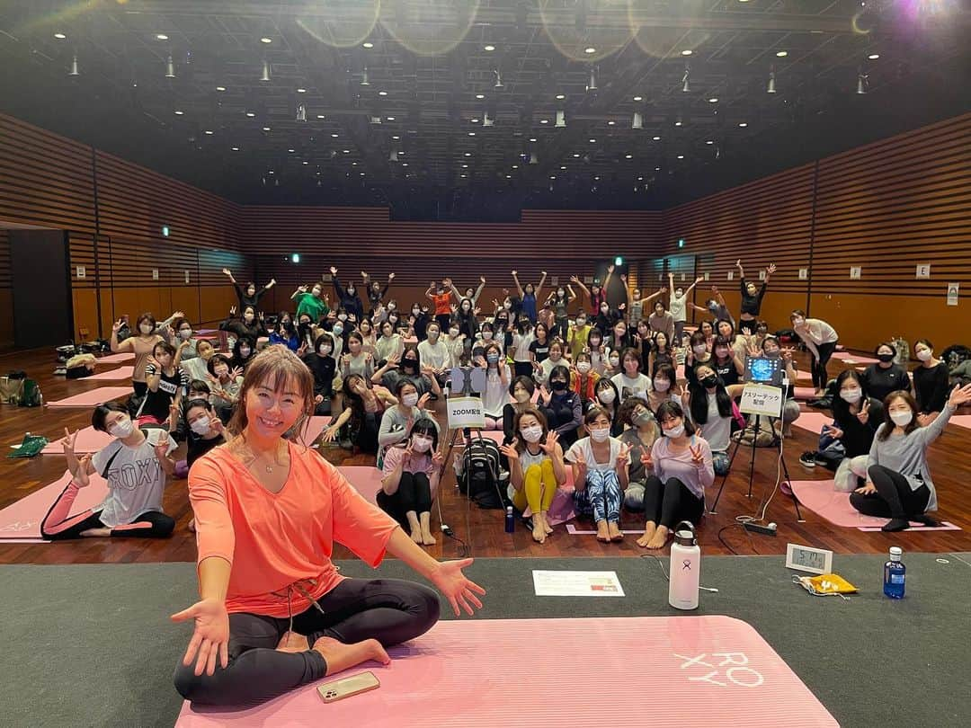 田中律子さんのインスタグラム写真 - (田中律子Instagram)「昨日は、久しぶりにヨガイベント🧘‍♂️ 『EBIS YOGA』でした✨　　@yogaevent.jp   この2年イベントも全然出来なかったからホントに対面イベントは久しぶりで、テンション上がったー🌈❤️私の愛がダダ漏れ🤣手を繋いだり、みんなで連結するヨガはまだまだ出来ないけど、同じ空間の中でこの一体感と、みんなで繋がってる感覚、やっぱりたまらん✨ ストレスを手放して、空いたスペースにハッピーをつめ込んで、みんな笑顔になる🌈  最後の写真タイムも楽しすぎたねーー📷参加してくれたみなさま、オンラインでも参加してくれたみなさま、ありがとうございました🙏🌈❤️  @yogaevent.jp  では、なんと月額980円でオンラインヨガ受け放題🧘‍♀️安すぎる🤣福田さん、イベント開催してくれてありがとーございました🙏  @roxyjapan ピンクのヨガマットでみんなでヨガ🧘‍♀️今回の参加者のみんなにプレゼントでした✨身体を動かして、いっぱい笑って、免疫力アップ⤴️ウイルス🦠に負けない身体を作ろう❗️  注：感染対策をしっかりと行いイベントを開催してます。  #ebisyoga  #roxyjapan  #yoga  #yogaevent  #久しぶりの対面イベント  #やっぱり最高  #参加してくれて  #ありがとう」1月23日 10時25分 - ri2kotanaka