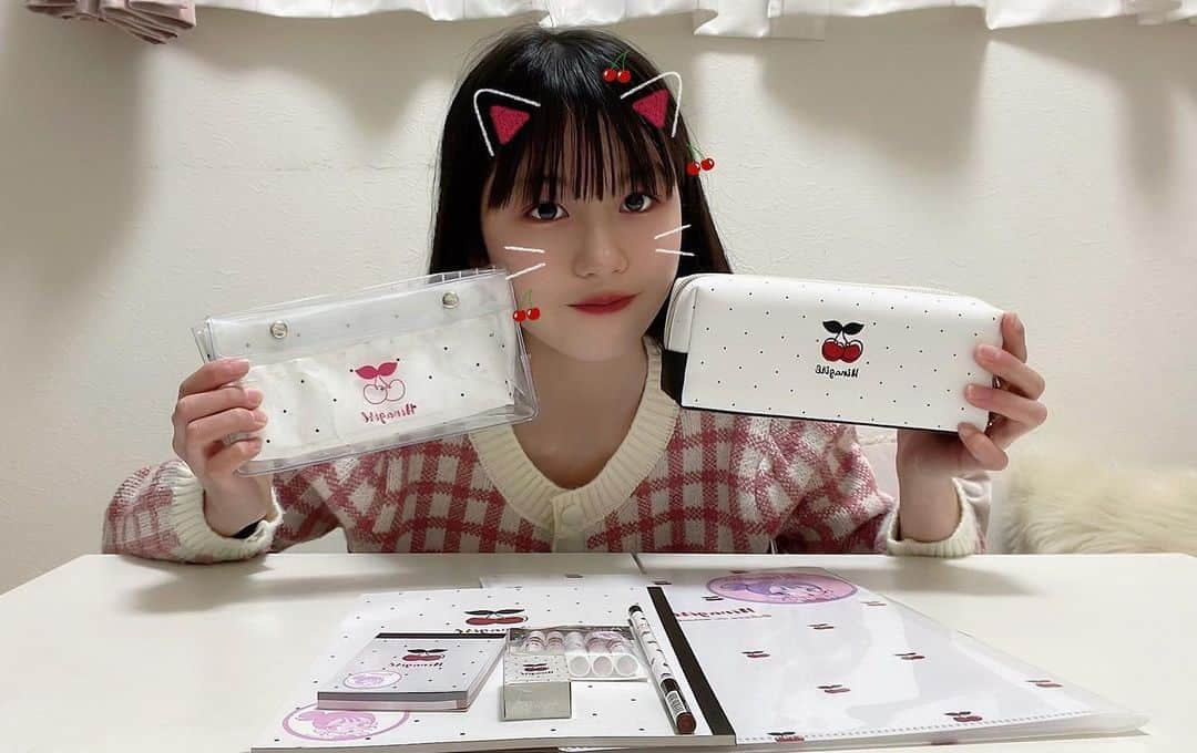 中田華月さんのインスタグラム写真 - (中田華月Instagram)「ヒナガールの文房具ゲットしました🍒 うちはチェリー柄が好きなので､チェリー柄で揃えてゲットしたよ🥺❤️  めちゃくちゃ可愛い❤️ みんなもぜひゲットしてねーん！  詳細は ヒナガールのＨＰをチェックしてねん♪  @hinagirl_official   #ヒナガール #ステーショナリー #チェリー柄 #おしゃれ文房具」1月23日 10時49分 - hachan0925