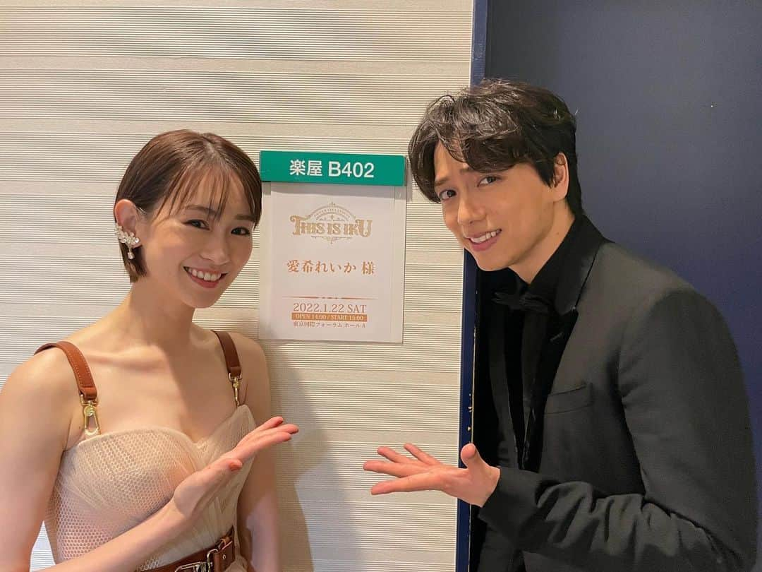 愛希れいかさんのインスタグラム写真 - (愛希れいかInstagram)「プリンスいくさん🤴  「エリザベート」の時、緊張でガチガチだった私にいつも優しく声をかけてくださったいくさん。 あの時、緊張のあまりいつもあわあわしていて、トンチンカンな返答しか出来ていなかったはずなのに… それでもプリンススマイルで優しく頷いて話を聞いて下さったいくさん。 今回もいくさんのお人柄に感動する瞬間ばかりでした。 素敵すぎるお方です😌  本当にありがとうございました。 またご一緒できるように、頑張ります！！！  #山崎育三郎 さん #いくさん #いっくん #プリンス 🤴」1月23日 10時58分 - manakireika_official