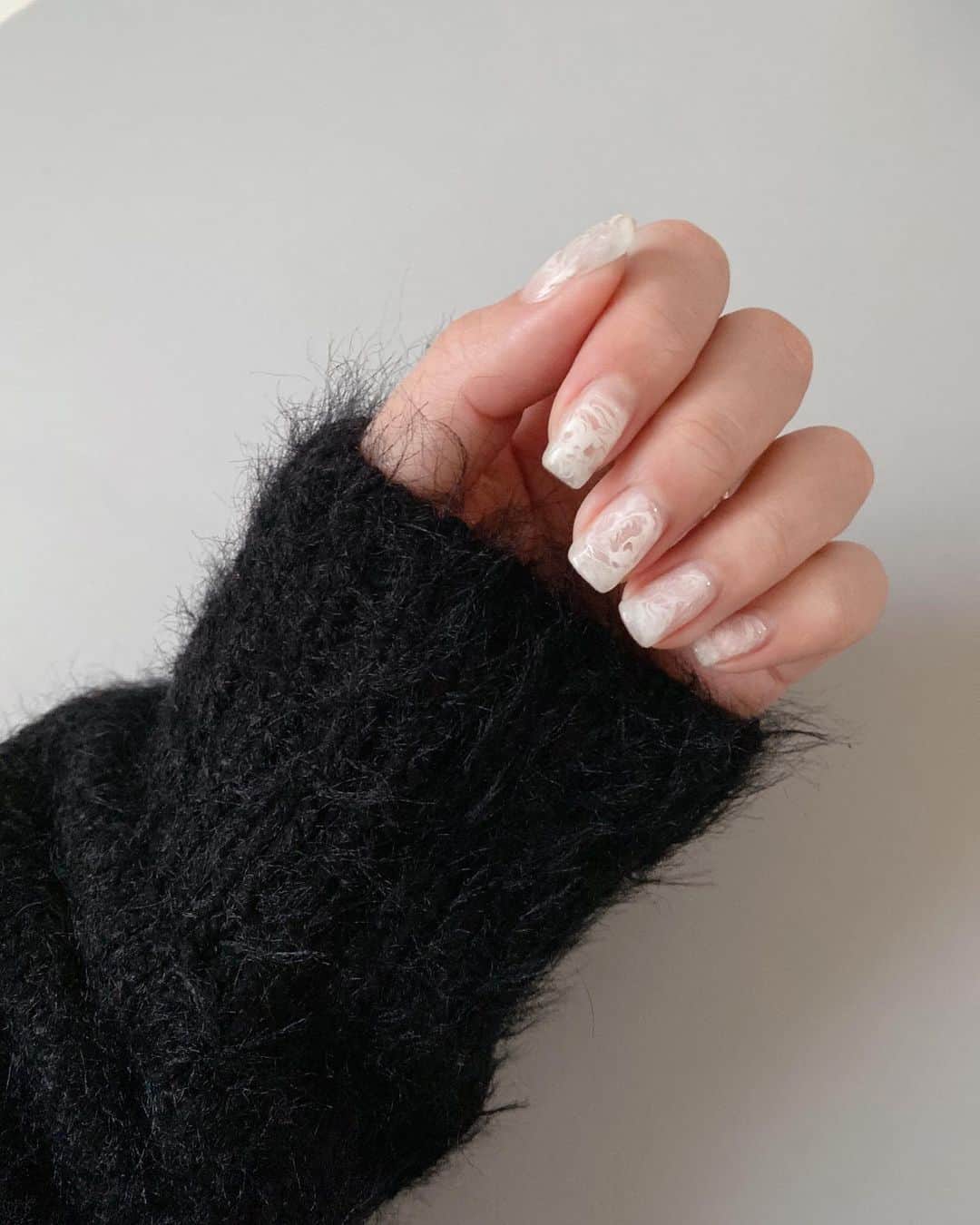ayuのインスタグラム：「つめ💅 今までと特に変わらずのやり方なのに、最近リフトするのが早い早い。。 そして今はこのくらいの長さが好きだけど、キーマウしづらいから切ろうか毎日迷ってるw🎮 .」