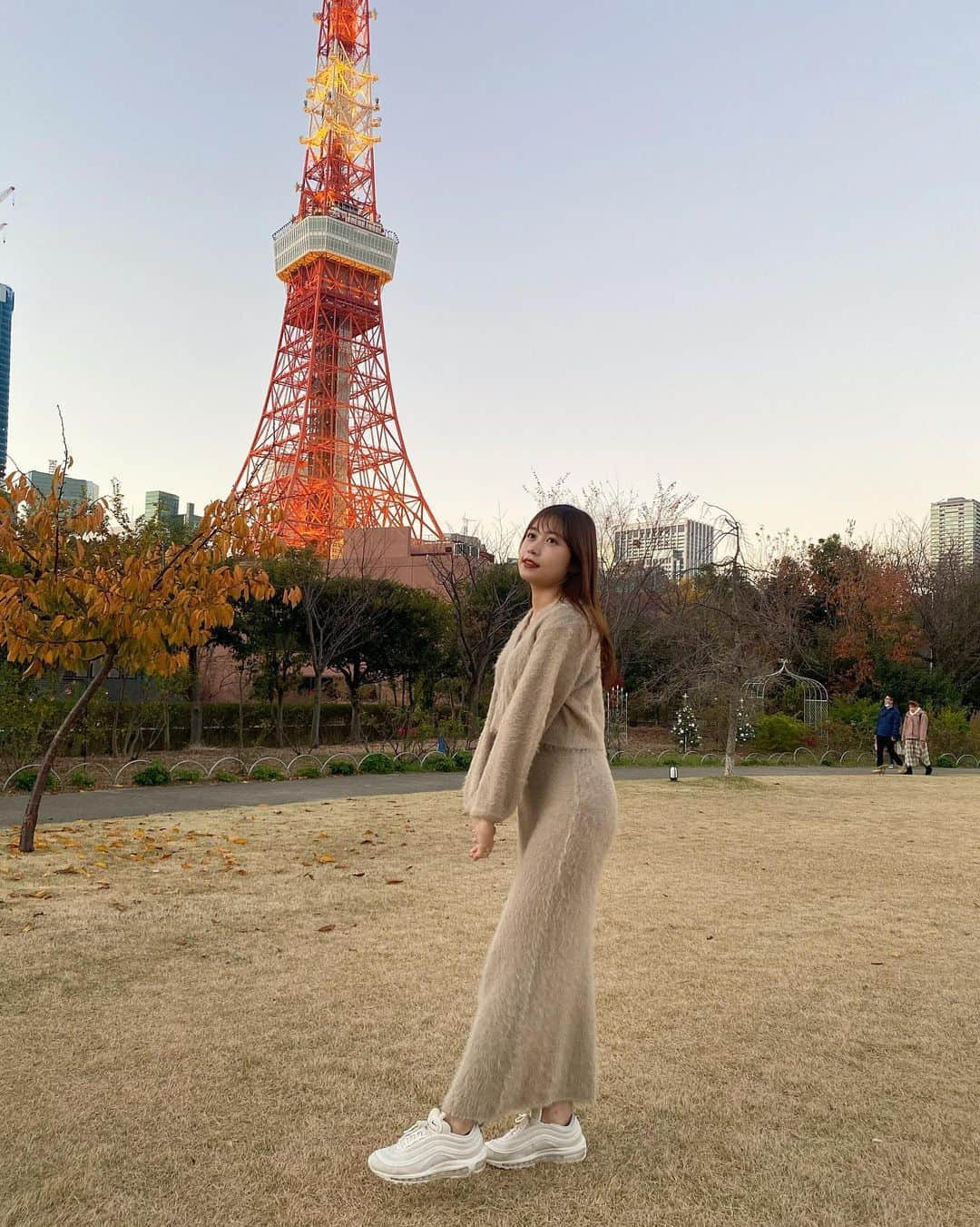 堺美紗稀さんのインスタグラム写真 - (堺美紗稀Instagram)「. お気に入りのセットアップ ふわふわで着心地さいこうなの💭 スリットもしっかり入ってて◎  さちかちゃんのブランドのもの🤍 @chacch1 @sachat__official」1月23日 11時45分 - misaki__sakai