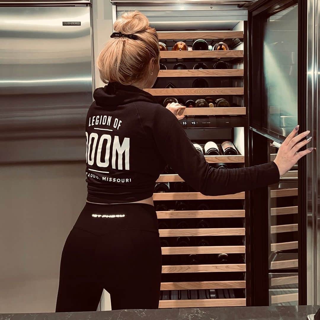 ジェサ・ヒントンのインスタグラム：「Today marks the 3,182nd day that I said I’d never drink again. So… what am I making you guys ? 😂  Whole bartending outfit - @1stphorm」