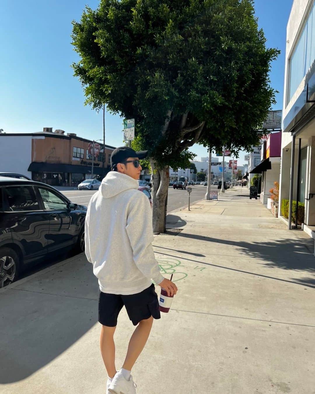 與真司郎のインスタグラム：「みなさん、こんにちは👏 カトシバです😆  しんさんのLAでの日常写真をお届け👍  ワークアウト後、 片手には植物性プロテインをMIXした大好きなアサイー😆  #與真司郎 #SHINJIROATAE #LosAngeles #カトシバメセン #LAでもワークアウトは欠かさない」