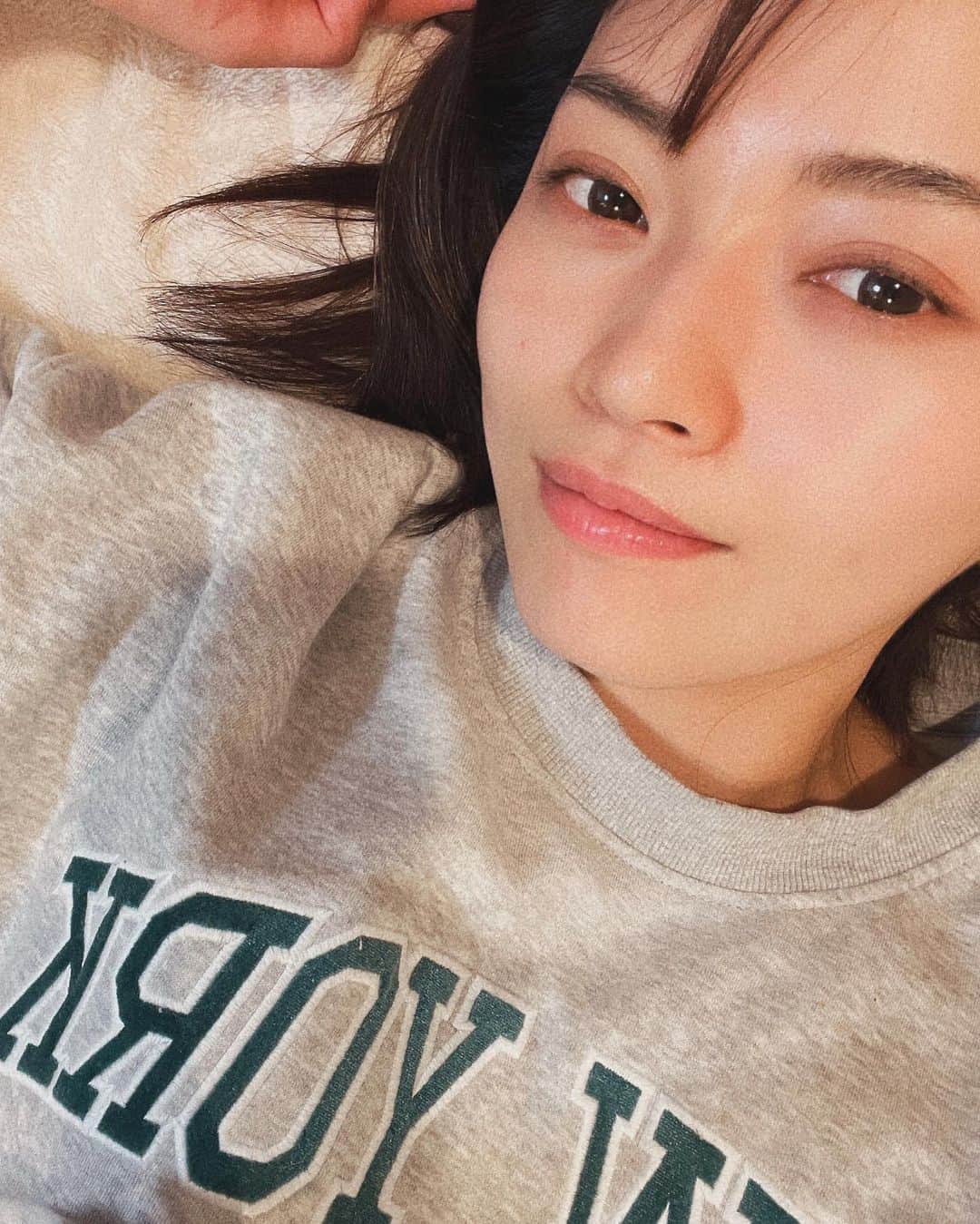 伊藤しほ乃のインスタグラム：「先日 @dori_medicalart  リップアートしてもらいました💋  2、3日は発色がすごいので濃いリップを塗ってる感じで、そのあと皮がむけて自然なピンクに🥰  しっかり濃くしたいなら2回目のリタッチをするみたいなんだけど、私は一回のくすみ取りカラーでとりあえず大満足かなぁ☺️  普段から仕事で汗かくし、リップしてもマスクにつくし、、って感じだったからすごく嬉しい😊  本当にやってよかったです！  @skinrefineclinicginza.official  @dori_medicalart   ちょくちょく麻酔してくれるので痛みも全くなかった☺️ ありがとうございましたーーっ🤍🤍  #リップアート　#アートメイク　#銀座 #lipart #ブログみてね❤︎」
