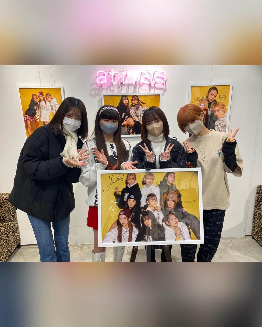 Girls²さんのインスタグラム写真 - (Girls²Instagram)「♡ 本日、💕atmos pink フラッグシップ 原宿店💕さんに 桜花&來亜&美咲&都愛がお邪魔させていただきました！ ⁡ ポスターにサインも入れさせていただきました❗️ 可愛いアイテムが好評発売中です🌟 お見逃しなく！ ⁡ @atmos_pink_official @fila_japan_official  ⁡ #atmospink #fila #トリプルコラボ中 #Girls2 #ガールズガールズ #80sLover #WeareGirls2 #Girls2REVOLUTIONⅡ #小田柚葉 #隅谷百花 #鶴屋美咲 #小川桜花 #増田來亜 #菱田未渚美 #山口綺羅 #原田都愛 #石井蘭」1月23日 12時12分 - girls2_official