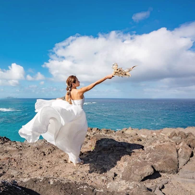 南美沙さんのインスタグラム写真 - (南美沙Instagram)「世界平和🕊  ....ぽい写真。笑  #ブライダルモデル　#ブライダル　#結婚式ドレス  #ハワイ　#ハワイ挙式  #ハワイウェディング  #ウェディングドレス  #ウェディングフォト」1月23日 12時16分 - miee.misa