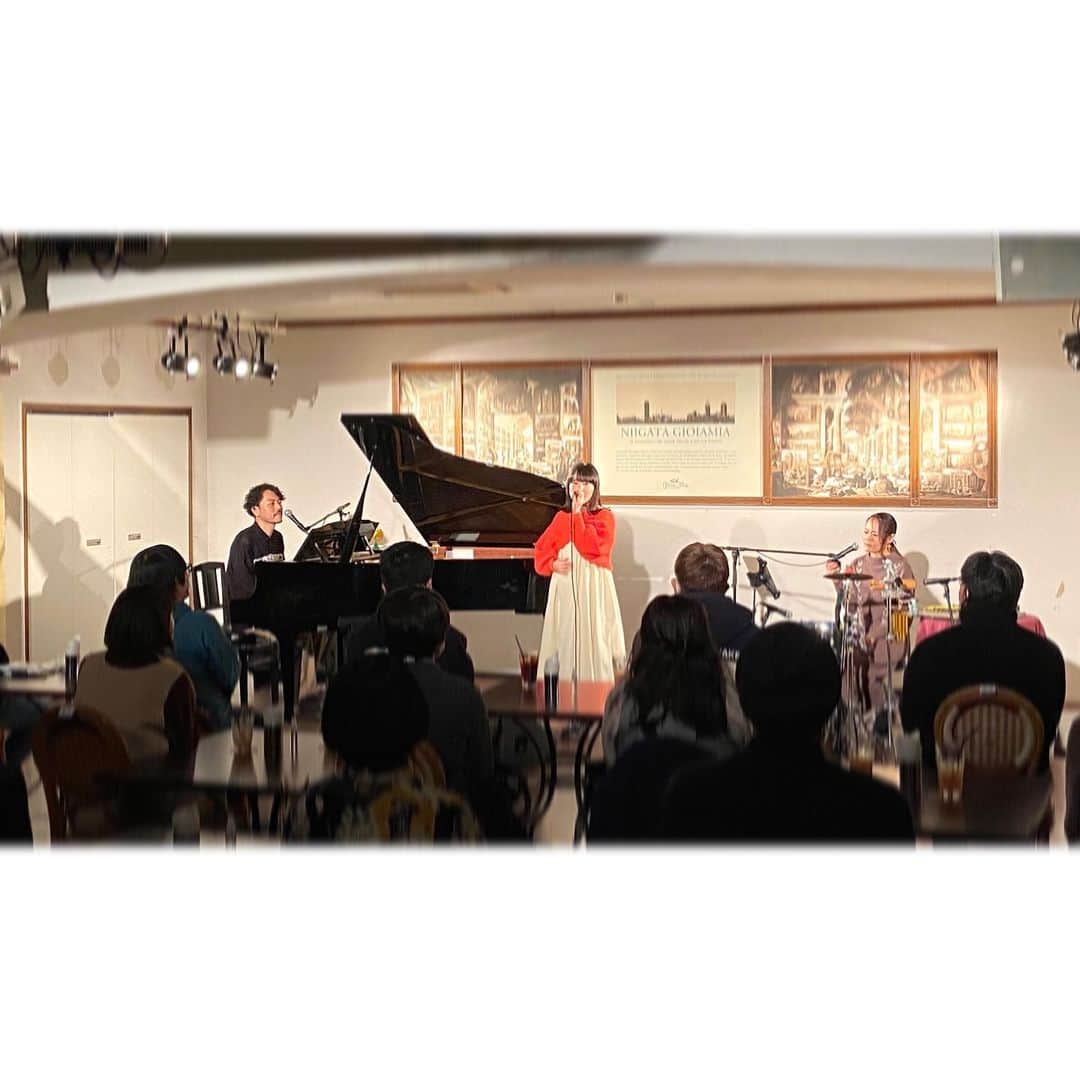 Negiccoのインスタグラム：「⁡ ⁡ 昨日開催された、 sugarbeans「つぶあんこしあん」 レコ発スーパーツアー2022 新潟公演 @新潟・ジョイア・ミーア Nao☆が1曲参加させていただきました。 ⁡ Tommy&Sammyさんと 一緒に作らせていただいた、 Nao☆ソロ曲『向日葵の歌』を披露。 ⁡ 歌い終わった後、 たくさんの方の前でまた歌いたい！ とNao☆も言っていました。 いつかまたその日がきたら、 足を運んでくれたらありがたいです。 ⁡ ⁡ ⁡ 体調や状況によっては、 当日参加できないかもしれなかったため、 事前告知できず申し訳ありませんでした。 そんな状況の中で、 歌う場所を作ってくださった、 sugarbeans さんに感謝します。 ⁡ #sugarbeans #Negicco #Nao☆ ⁡ ⁡ ⁡ ⁡」