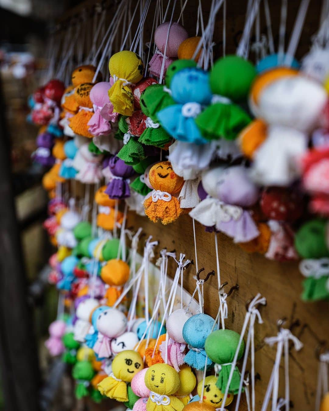 SHOCK EYEさんのインスタグラム写真 - (SHOCK EYEInstagram)「去年の夏頃に訪れた気象神社⛩ 日本で唯一の天気に関わる神社さん。  可愛いてるてる坊主が沢山🥰 何か大事な行事の前に訪れると良いかも＾＾  僕の大好きなアニメ「天気の子」の聖地でもあるらしく、出演者さんの絵馬を発見✨ しかも絵馬は下駄の形😆✨ 可愛いなー。  なので僕も、、、  皆の心が晴れ☀️やかになりますように🙏😌  #気象神社 #神社 #天気の子 #shrine」1月23日 13時13分 - shockeye_official