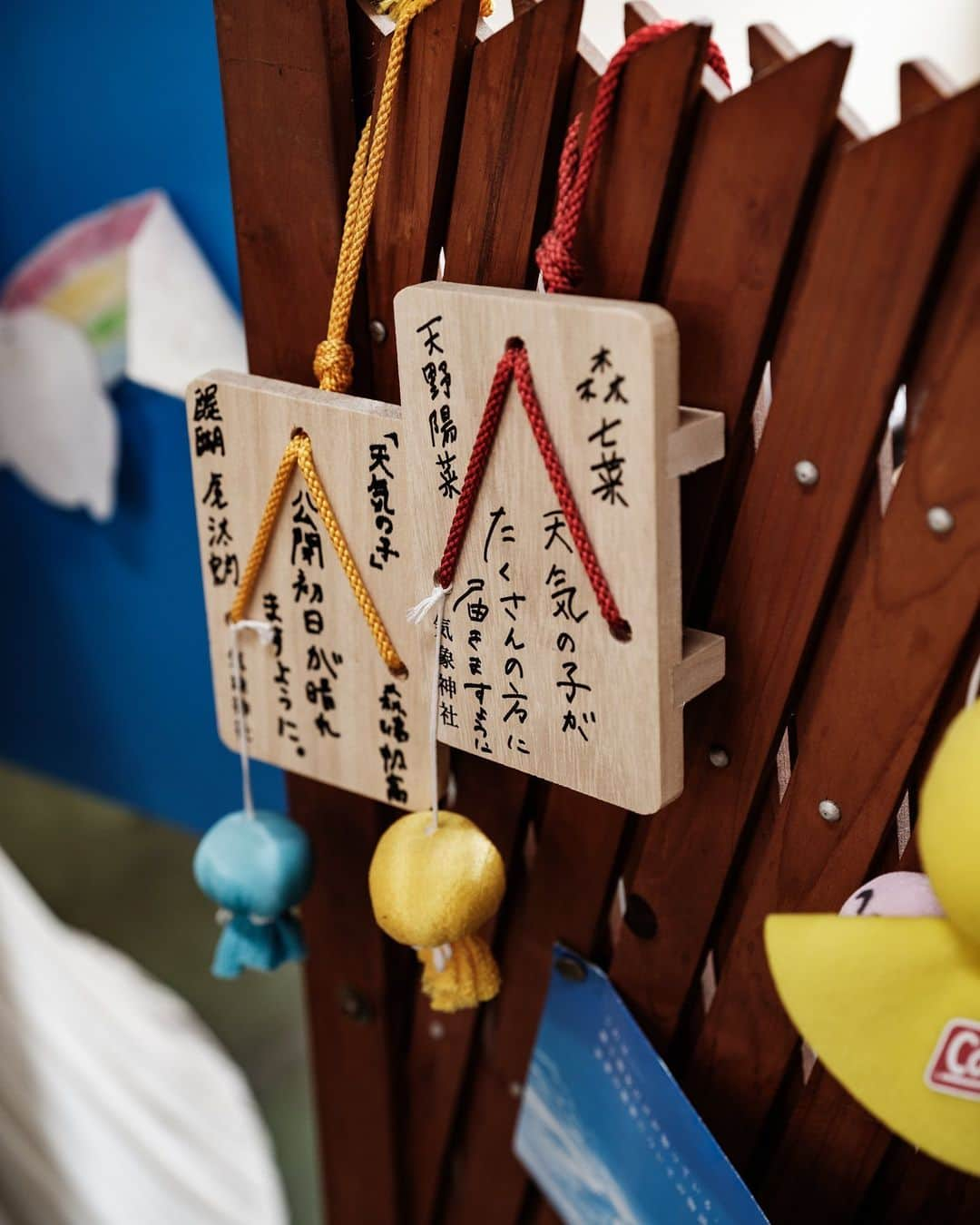 SHOCK EYEさんのインスタグラム写真 - (SHOCK EYEInstagram)「去年の夏頃に訪れた気象神社⛩ 日本で唯一の天気に関わる神社さん。  可愛いてるてる坊主が沢山🥰 何か大事な行事の前に訪れると良いかも＾＾  僕の大好きなアニメ「天気の子」の聖地でもあるらしく、出演者さんの絵馬を発見✨ しかも絵馬は下駄の形😆✨ 可愛いなー。  なので僕も、、、  皆の心が晴れ☀️やかになりますように🙏😌  #気象神社 #神社 #天気の子 #shrine」1月23日 13時13分 - shockeye_official