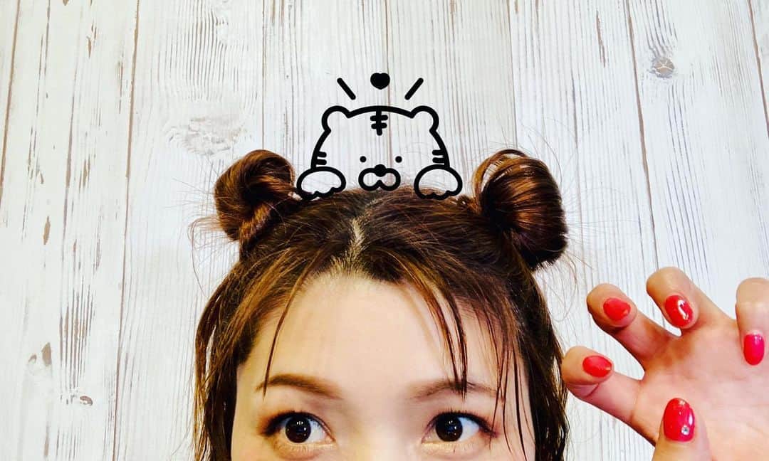新田恵海のインスタグラム：「ヘアメイクさん、天才っ  虎耳ヘアだよ〜🐯 ガォー！  #hairarrange  #tiger」