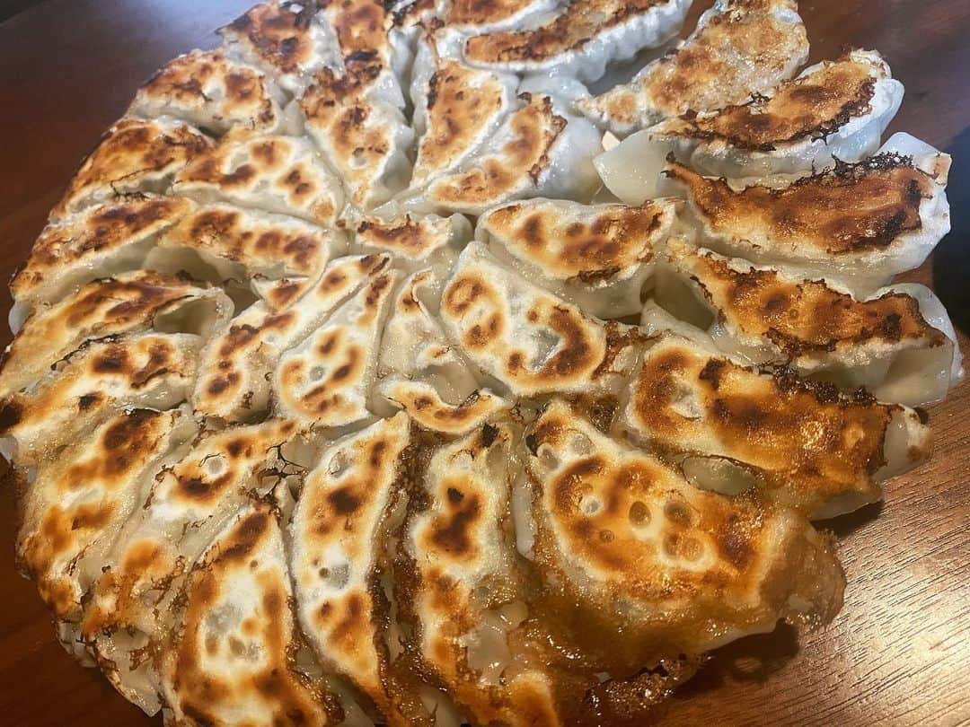 山本雪乃さんのインスタグラム写真 - (山本雪乃Instagram)「🥟 自分のために自分で作って自分で食べました😋 わたしのわたしによるわたしのための餃子🥟  昨日は収録がありまして、 今日はこの時間からチャミスルを飲み、 30個の餃子を一瞬でたいらげました😊 ひとりですが、幸せな時間です🙈 至福〜  #餃子🥟」1月23日 15時37分 - yukino_yamamoto5