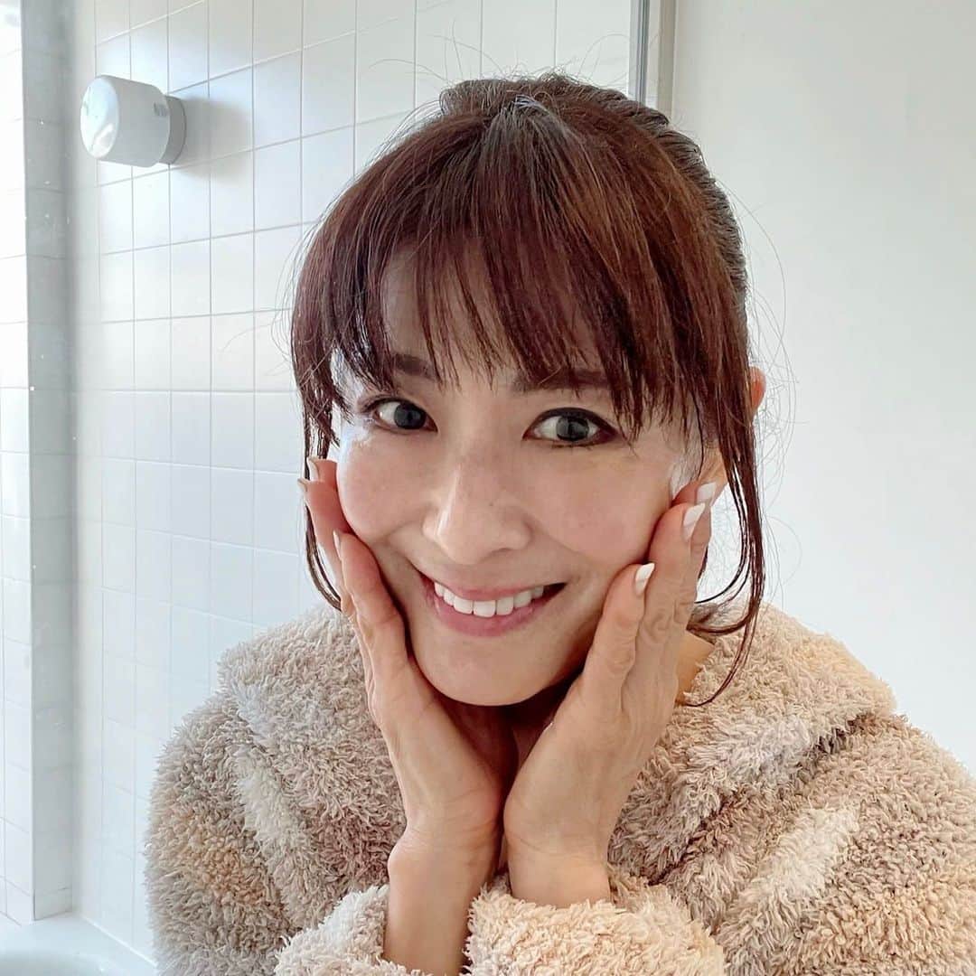 山田佳子さんのインスタグラム写真 - (山田佳子Instagram)「毎日、寒いですね😖 この時期は得に肌の乾燥が気になります。 最近、気にいっている美容液がこの 「I'm PINCH」 ⁡ トロッとしたテクスチャーで、ベタつかず肌馴染みがよいのと、しっとり感があるのが、乾燥肌には嬉しくて～♪ ⁡ 使うようになって3ヶ月。 肌調子もよく、ハリも感じられるようになりました。 ⁡ 日中、乾燥が気になったと時にも保湿できるように、普段からBagに携帯して肌にトントンと馴染ませるようにしています😉✌️  #アイムピンチ  #美容液 #スキンケア #保湿ケア  #ハリ弾力 #艶肌 #しっとり #肌に優しい  #乾燥肌ケア  #PR  @impinch_official」1月23日 15時39分 - yoshiko117