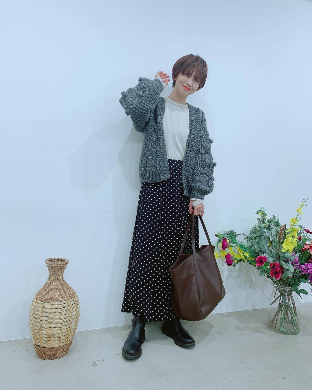 安田美沙子さんのインスタグラム写真 - (安田美沙子Instagram)「先日の大阪のお仕事のコーデ。  最近はイタリアンレザーの茶色バッグを、遠出や子連れ、お仕事の時にヘビロテ🤍 軽くて柔らかく、ママには最高なバッグ👜  たくさん入って、内側にポケットもいっぱい。これで最近は鍵がすぐ見つけられるように😭✨  チョコレートカラーのA3トート🤎 ドットのスカートと合わせてみました🤍  knit.. @wcjapan  skirt.. @reedit_official  bag.. @root_1887  shoes.. @legresofficial   #ootd #wear  #root1887 #A3トート #レザートートバッグ #ad  #大人スタイル #シンプルライフ #ad  #mama #work」1月23日 16時27分 - yasuda_misako