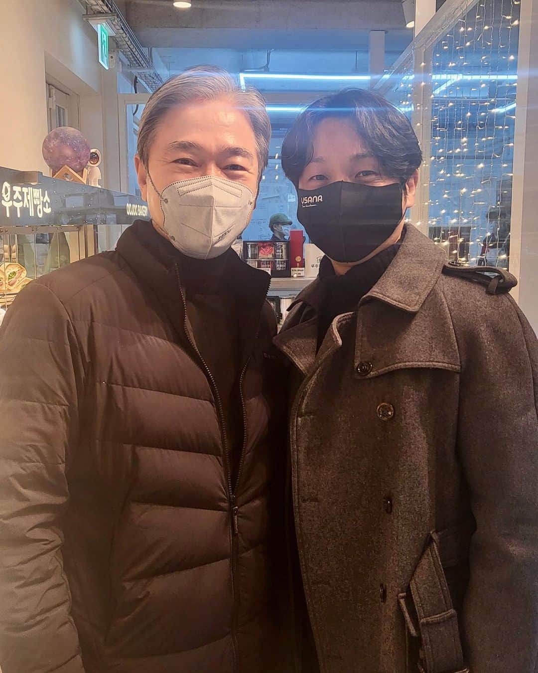 イ・スンヒョのインスタグラム：「오랜만에 너무나도 반가운 우리 이해고 장군님~  도협이가 찾아왔습니다~ ㅋㅋ “많이들 와주세요~” 라고 말 할 필요도 없을 정도로 손님이 많았다.  #우주제빵소 #정보석」