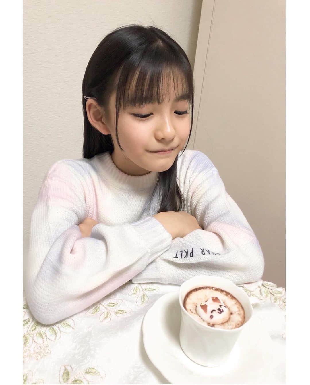 野澤しおりのインスタグラム：「「Latteマシュマロ」を いただいたので、おやつの時間に ココアに入れてみました(^-^)☕️  #おうち時間を楽しむ #latteマシュマロ #野澤しおり」