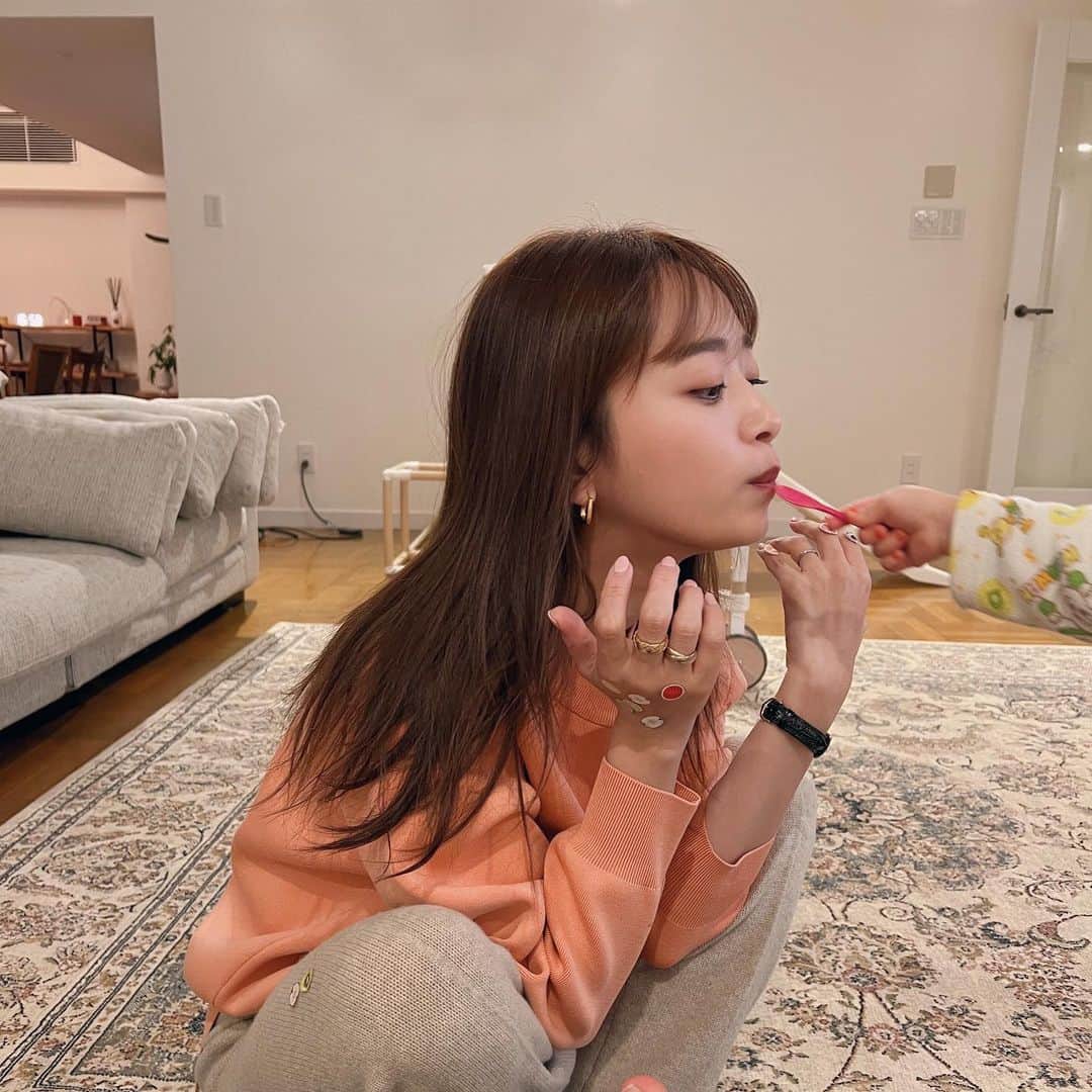 近藤千尋のインスタグラム：「アイスうっんっま❤️  日曜日は基本的に 手にも顔にも服にも シールがついてるよ❤️笑  でも代わりに アイスお裾分けしてくれる次女❤️笑  さて、お風呂入ろかね💓🥰」