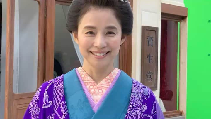 石田ゆり子のインスタグラム：「資生堂150周年の CMに 創業当時の女性のイメージで、出演しております。CM本編では 時代を映し出すために 私の出番はモノクロなのですが実際はこんなに鮮やかな色だったのです👀 君の瞳は一万ボルト♪ と言うフレーズは 一度聴いたら頭から離れませんよね👀😊 幸せな時間でした。 #資生堂150周年 #タマティーノ写真館」