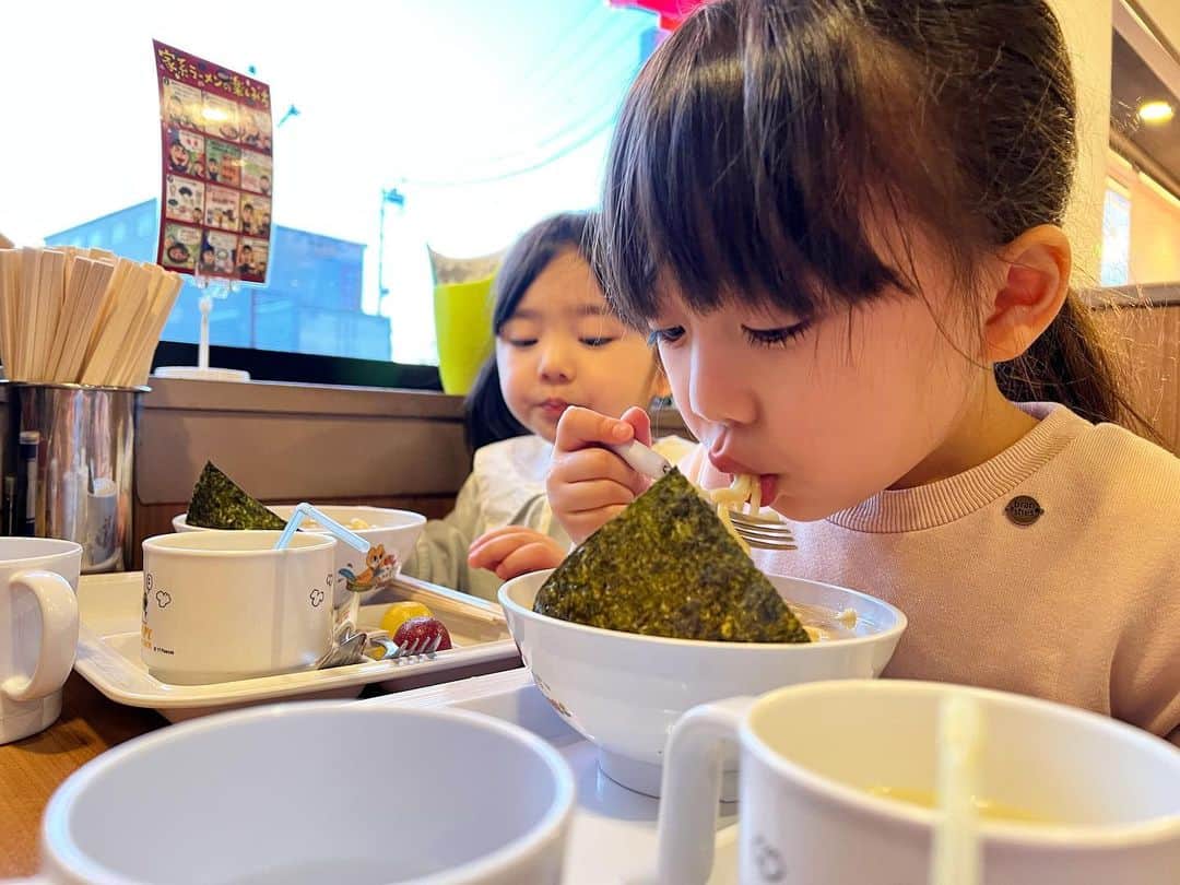 ゆうひなたのインスタグラム：「. . . 人生初の家系ラーメンってのを 食べました🍜！！！！. . . なにこれ！！！ 大感動🥺✨✨✨✨ めっちゃ美味しいやん。。🥺💗. . . ゆうひなもピカピカでした😆 また食べたい！！！！！. . . .」