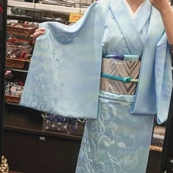 rhythmさんのインスタグラム写真 - (rhythmInstagram)「👘KIMONO👘  めちゃくちゃ可愛い着物 仕立てて貰ったよー！！！！  他の反物もみせてもらった！ 綺麗すぎてびっくり😂  やっぱり、かわいいは正義だわ。  百何万するのも、わかるよね🥺  着物と茶道は 学校で習っててよかったって思える  すごーく楽しい💞  #着物コーデ  #着物女子 #ばんかん #pw_jto」1月23日 17時59分 - rhythm_pw_jto