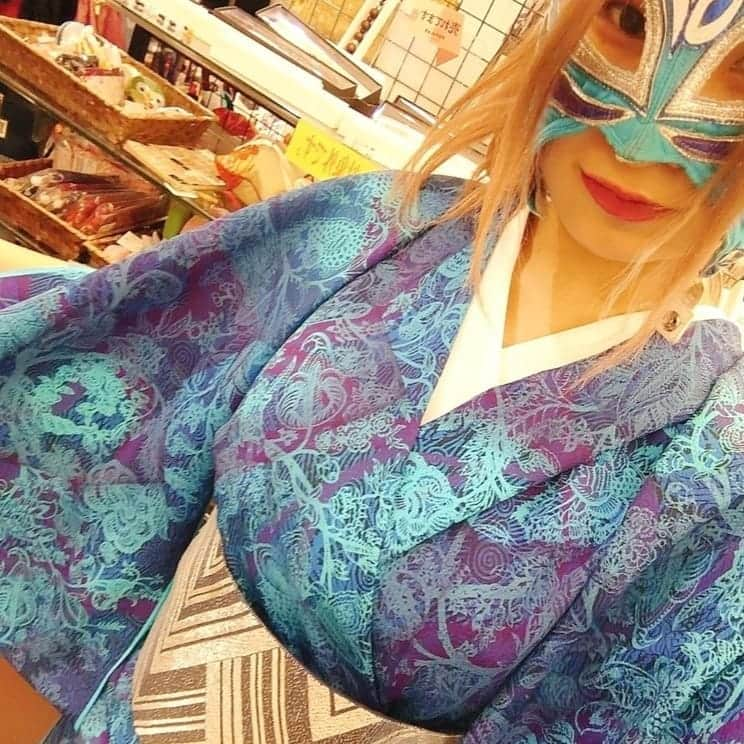 rhythmさんのインスタグラム写真 - (rhythmInstagram)「👘KIMONO👘  めちゃくちゃ可愛い着物 仕立てて貰ったよー！！！！  他の反物もみせてもらった！ 綺麗すぎてびっくり😂  やっぱり、かわいいは正義だわ。  百何万するのも、わかるよね🥺  着物と茶道は 学校で習っててよかったって思える  すごーく楽しい💞  #着物コーデ  #着物女子 #ばんかん #pw_jto」1月23日 17時59分 - rhythm_pw_jto