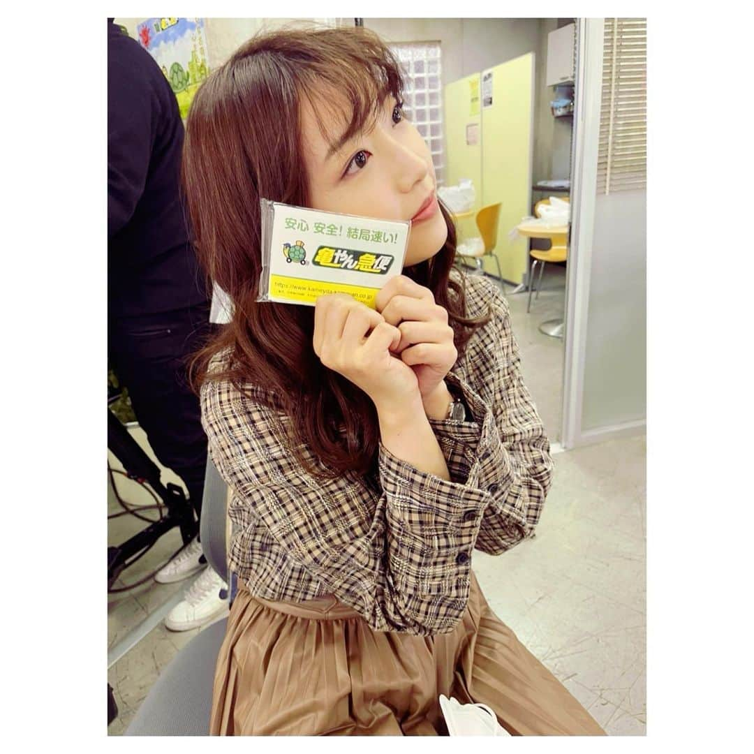 渥美友里恵さんのインスタグラム写真 - (渥美友里恵Instagram)「本日22時30分からは 『真犯人フラグ』第13話放送です🚩 ⁡ ⁡ 今夜もぜひ、よろしくお願いします☺︎ ⁡  課長は大丈夫ですかね…😥 写真は1週間長かったような、あっという間だったような？な顔の目白ちゃん 亀やん急便には可愛らしいポケットティッシュも置いてあります🐢  photo by  @yoshinekyoko ♡ ⁡  #真犯人フラグ #日テレ #ザワつく日曜日  #亀田運輸 #目白小夏役  #渥美友里恵」1月23日 18時00分 - yurie_atsumi_