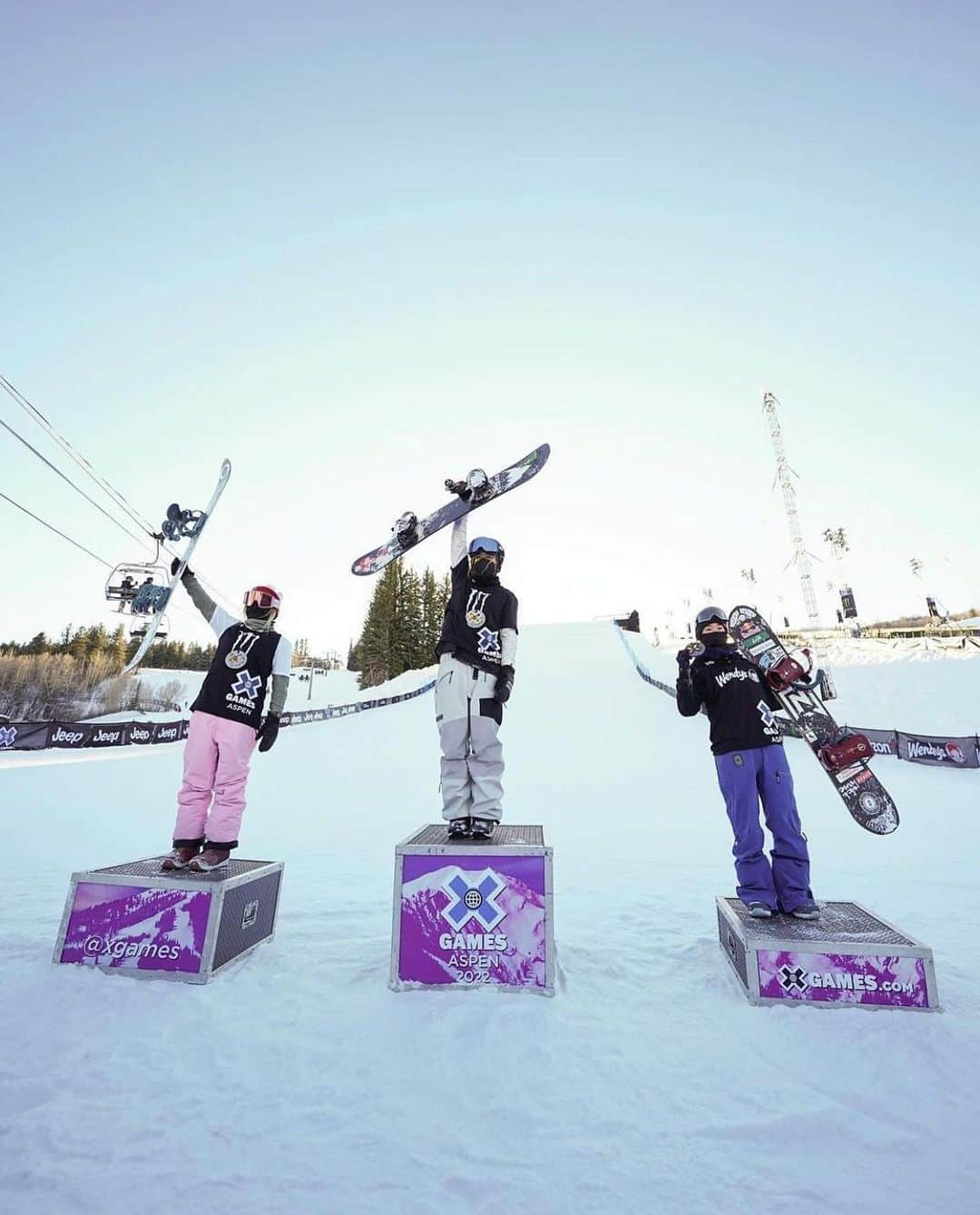 鬼塚雅さんのインスタグラム写真 - (鬼塚雅Instagram)「🍔🥉🥉🥉🍟 Happy to land on my feet in not so easy conditions and get on the podium with these girls out here at Xgames 2022. Congrats @zoisynnott and @jamieanderson   Xgames2022で銅メダル獲得しました🥉 スピードが十分にない状況の中でcabw1260に挑戦して成功できたこと、いい収穫です🍅🥕🥦 応援ありがとうございました(❁ᴗ͈ˬᴗ͈)⁾⁾⁾ᵖᵉᵏᵒ  #星野リゾート #RedBull #エイブル #artisticandco #fjanck #ようきペットクリニック #samanthathavasa #nitrousa #electric #大阪王将 #swix #スリックハウス #スノーボード #snowboard #xgames #aspen #colorado」1月23日 18時14分 - miyabionitsuka