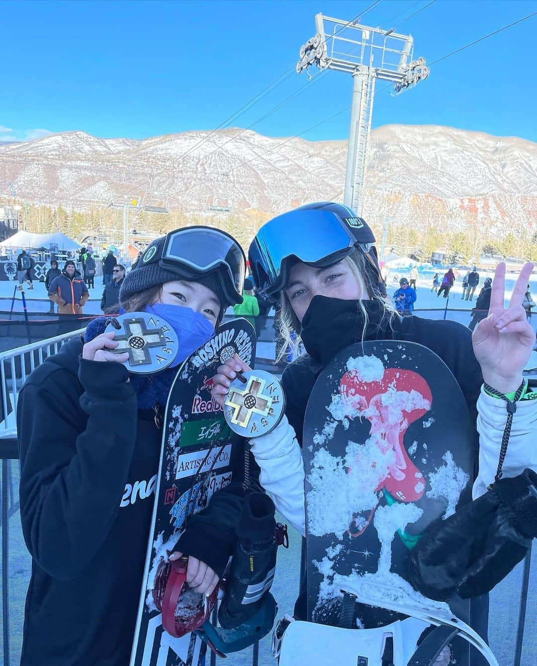 鬼塚雅さんのインスタグラム写真 - (鬼塚雅Instagram)「🍔🥉🥉🥉🍟 Happy to land on my feet in not so easy conditions and get on the podium with these girls out here at Xgames 2022. Congrats @zoisynnott and @jamieanderson   Xgames2022で銅メダル獲得しました🥉 スピードが十分にない状況の中でcabw1260に挑戦して成功できたこと、いい収穫です🍅🥕🥦 応援ありがとうございました(❁ᴗ͈ˬᴗ͈)⁾⁾⁾ᵖᵉᵏᵒ  #星野リゾート #RedBull #エイブル #artisticandco #fjanck #ようきペットクリニック #samanthathavasa #nitrousa #electric #大阪王将 #swix #スリックハウス #スノーボード #snowboard #xgames #aspen #colorado」1月23日 18時14分 - miyabionitsuka